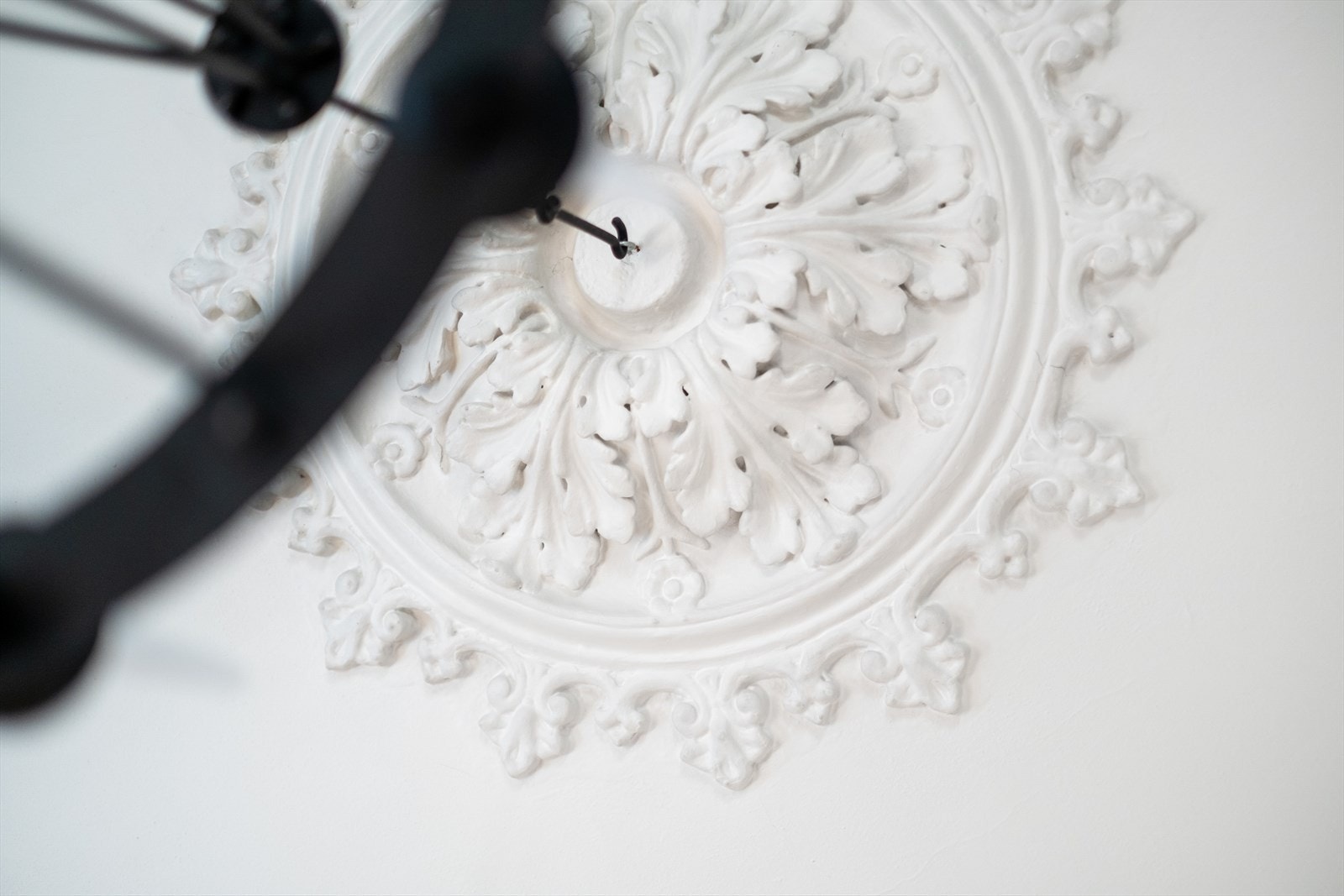 Generøs takhøyde på ca. 3,30 meter og klassiske detaljer som rosett og stukkatur Galleribilde