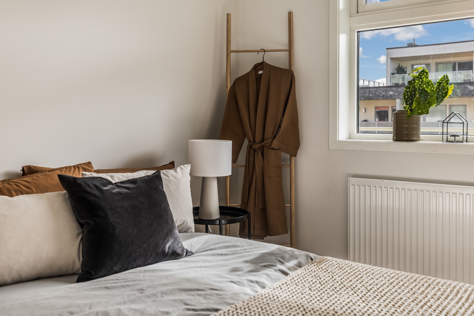 Overflatene er like som i øvrige rom, med parkettgulv og hvitmalte vegger. Galleribilde