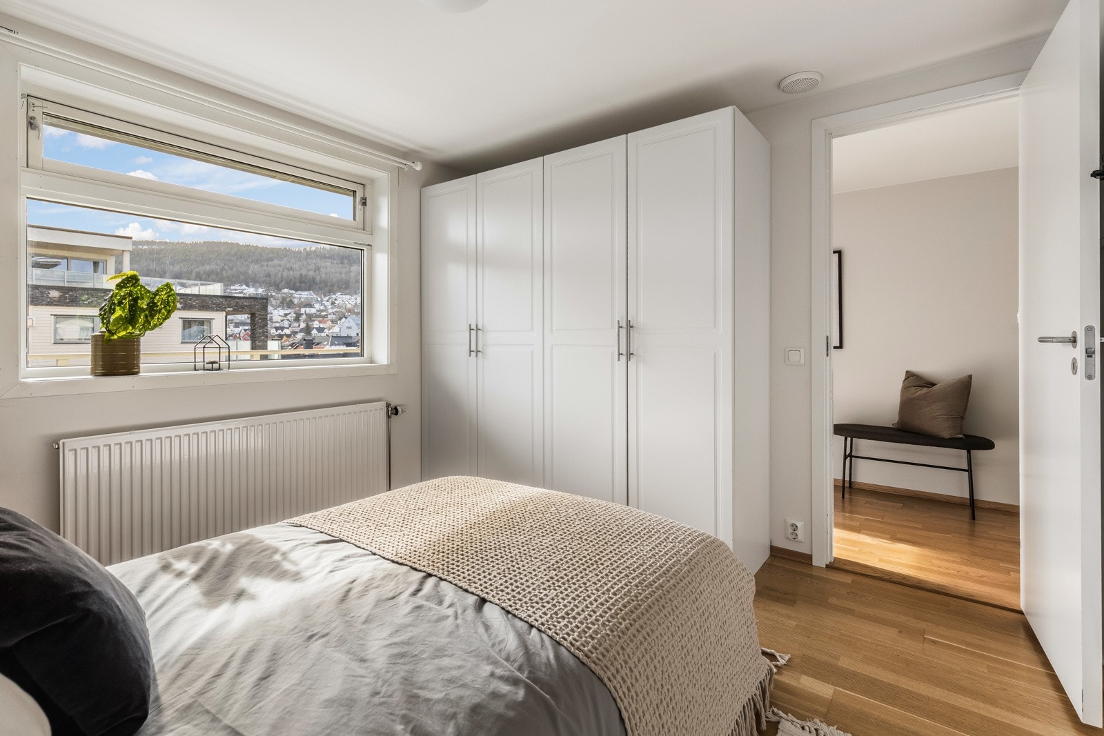 Pent og koselig soverom med garderobeskap. Galleribilde