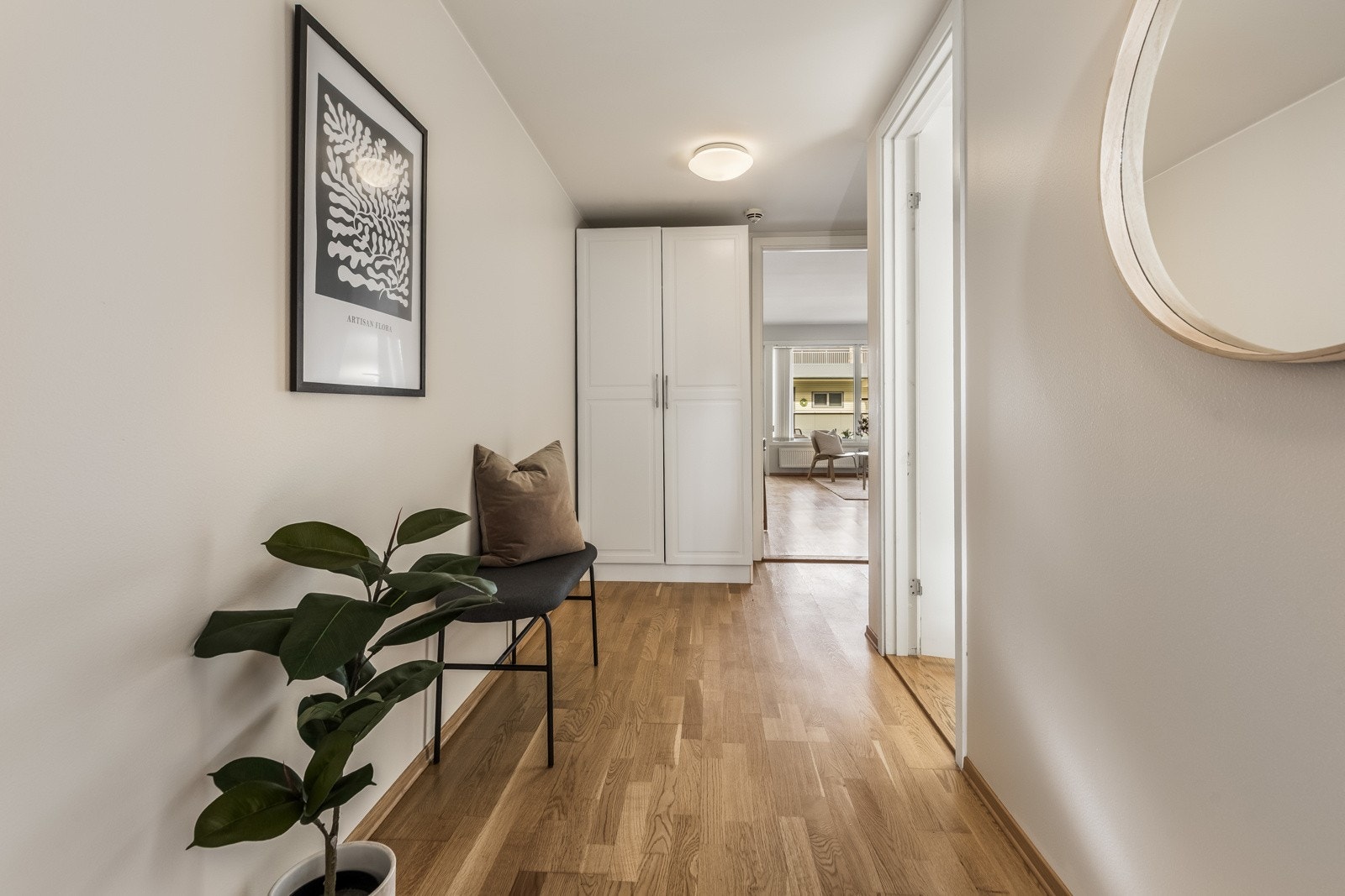 Entreen har dobbelt garderobeskap og god størrelse som gjør det enkelt å innrede med annet, ønskelig møblement. Galleribilde