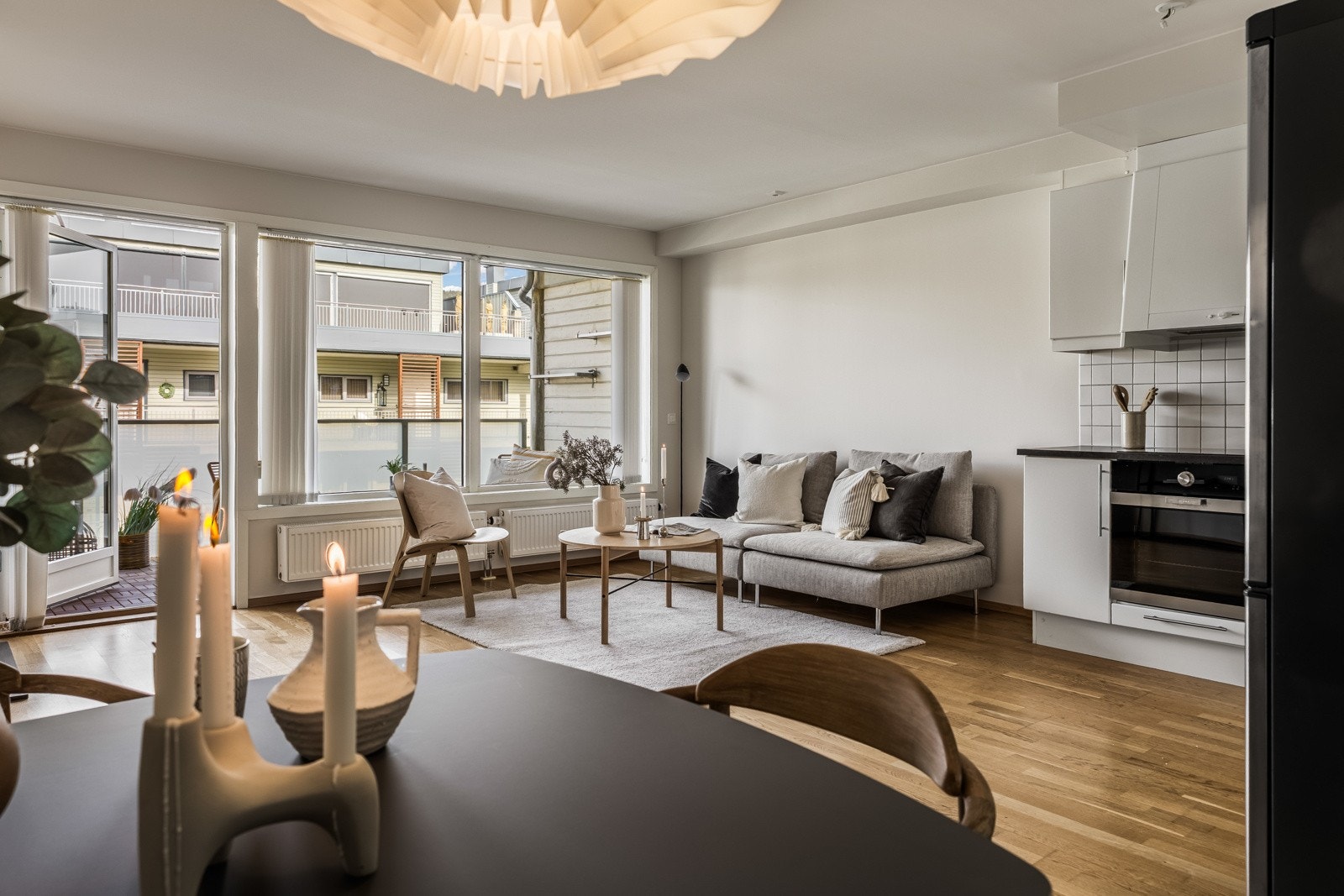 Rommet har god plass til både sofagruppe og spisebord. Galleribilde