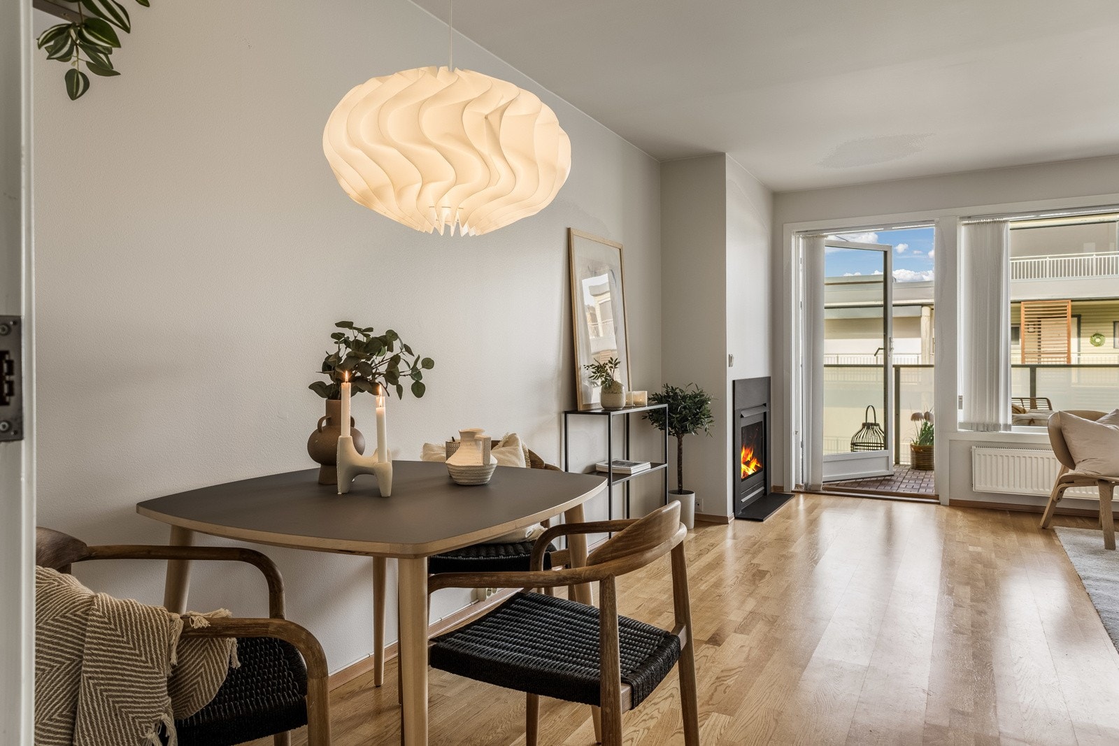 Store vinduer gjør det ekstra lyst og innbydende. Galleribilde