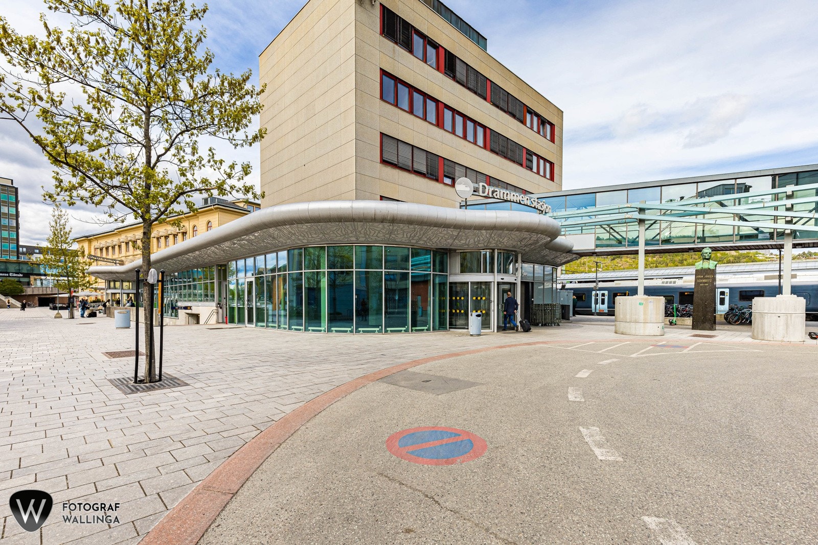 Fra leiligheten tar det ca. 8 min å gå til jernbanestasjonen. Galleribilde