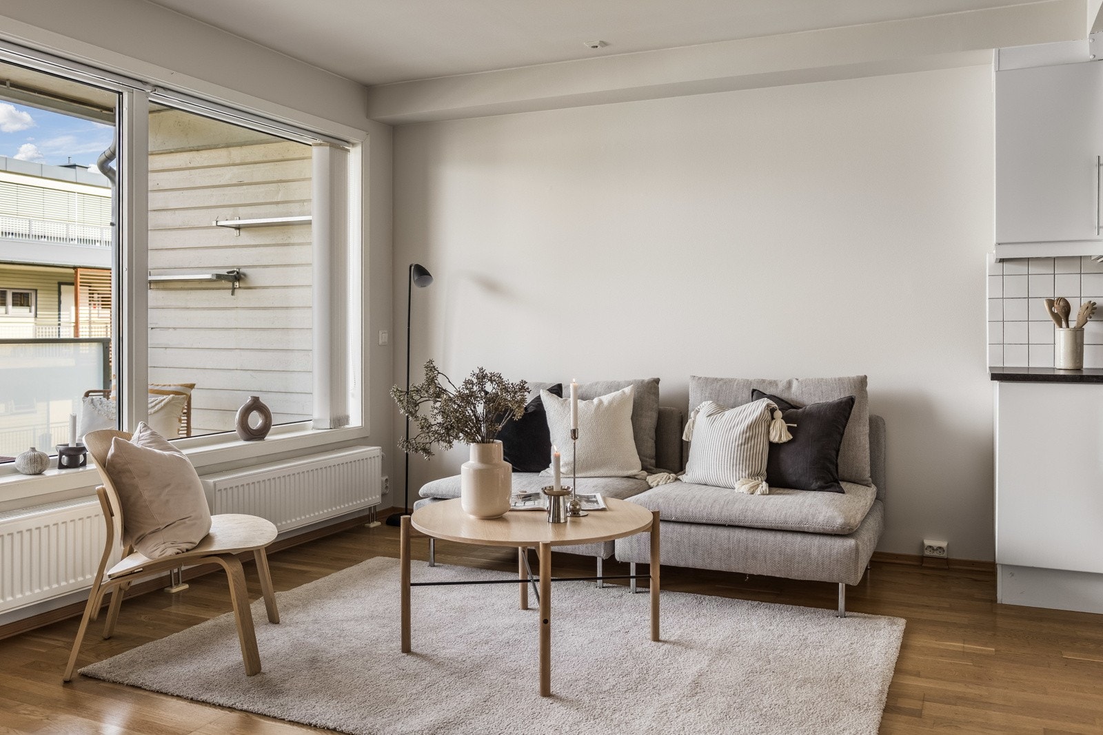 Fra stuen er det utgang til den herlige balkongen. Galleribilde