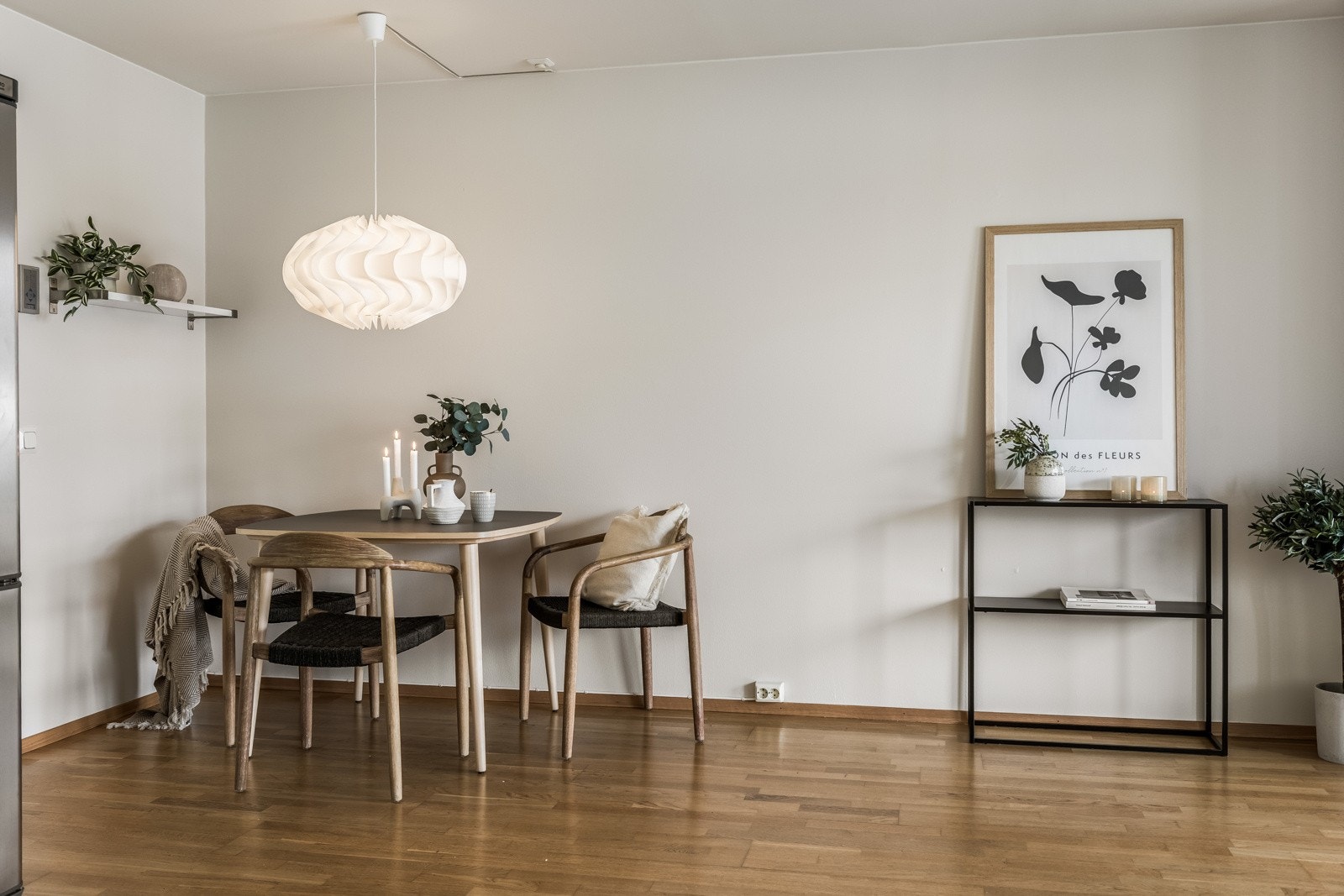 Gulvet har parkett og hvitmalte vegger. Galleribilde