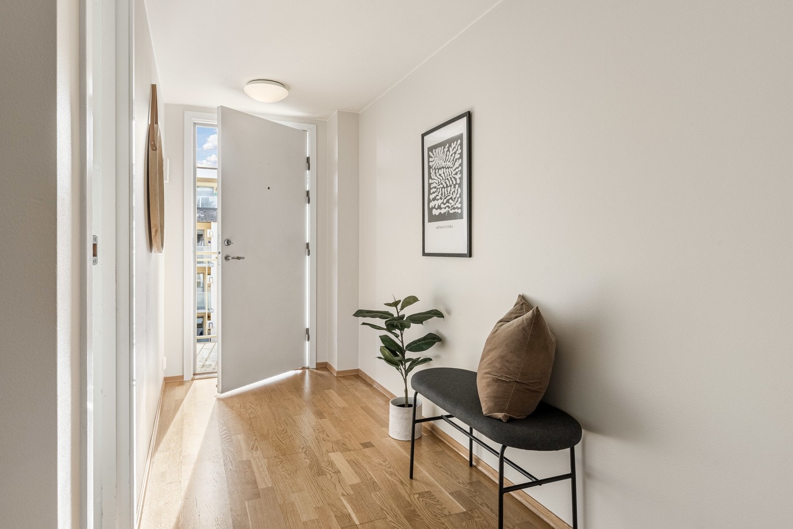 Gulvet har parkett, veggene er hvitmalte og det er listefri overgang til himling. Galleribilde