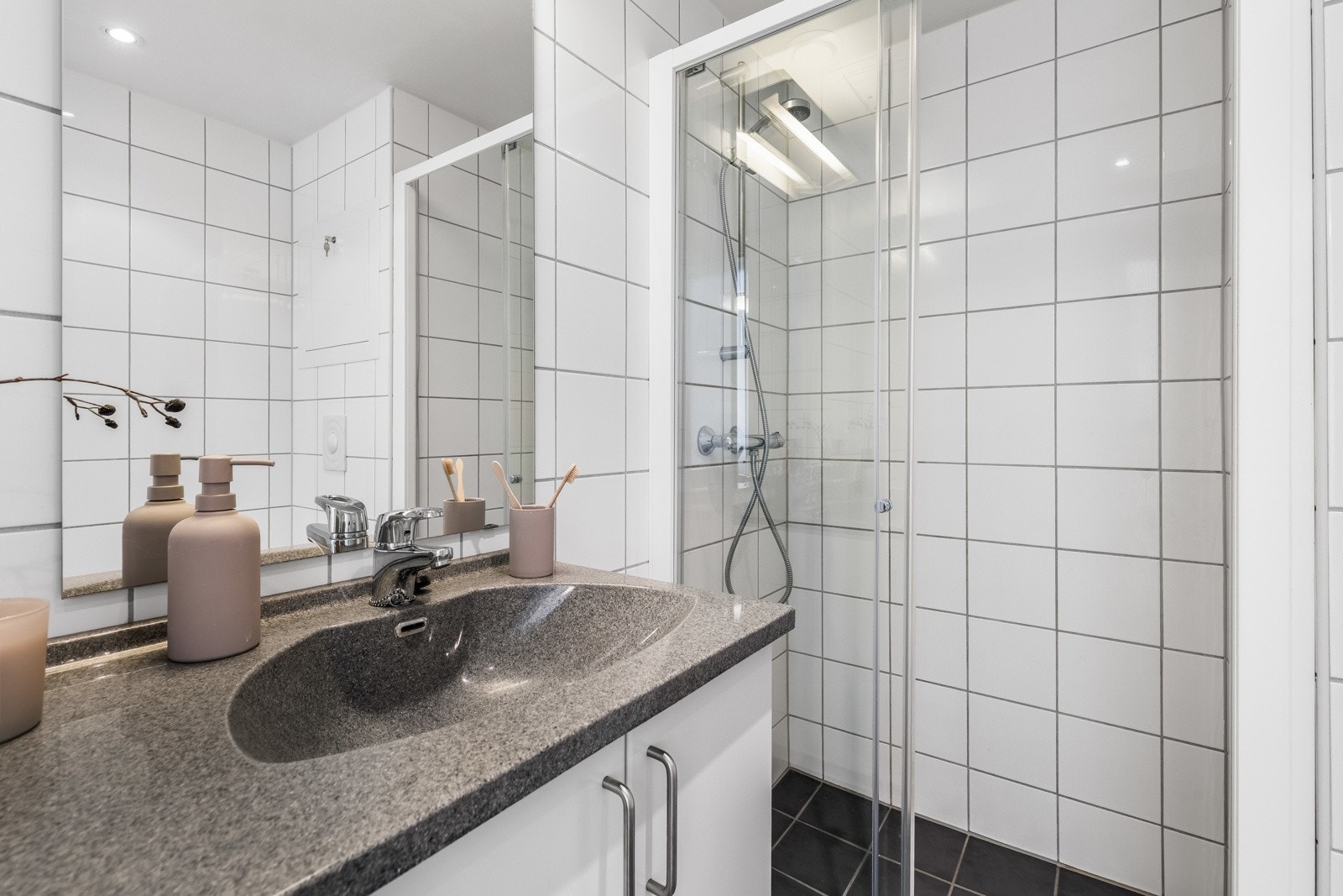 Himlingen har downlights. Baderomsinnredningen har hvite skuffefronter og heldekkende servant med god benkeplass. Galleribilde