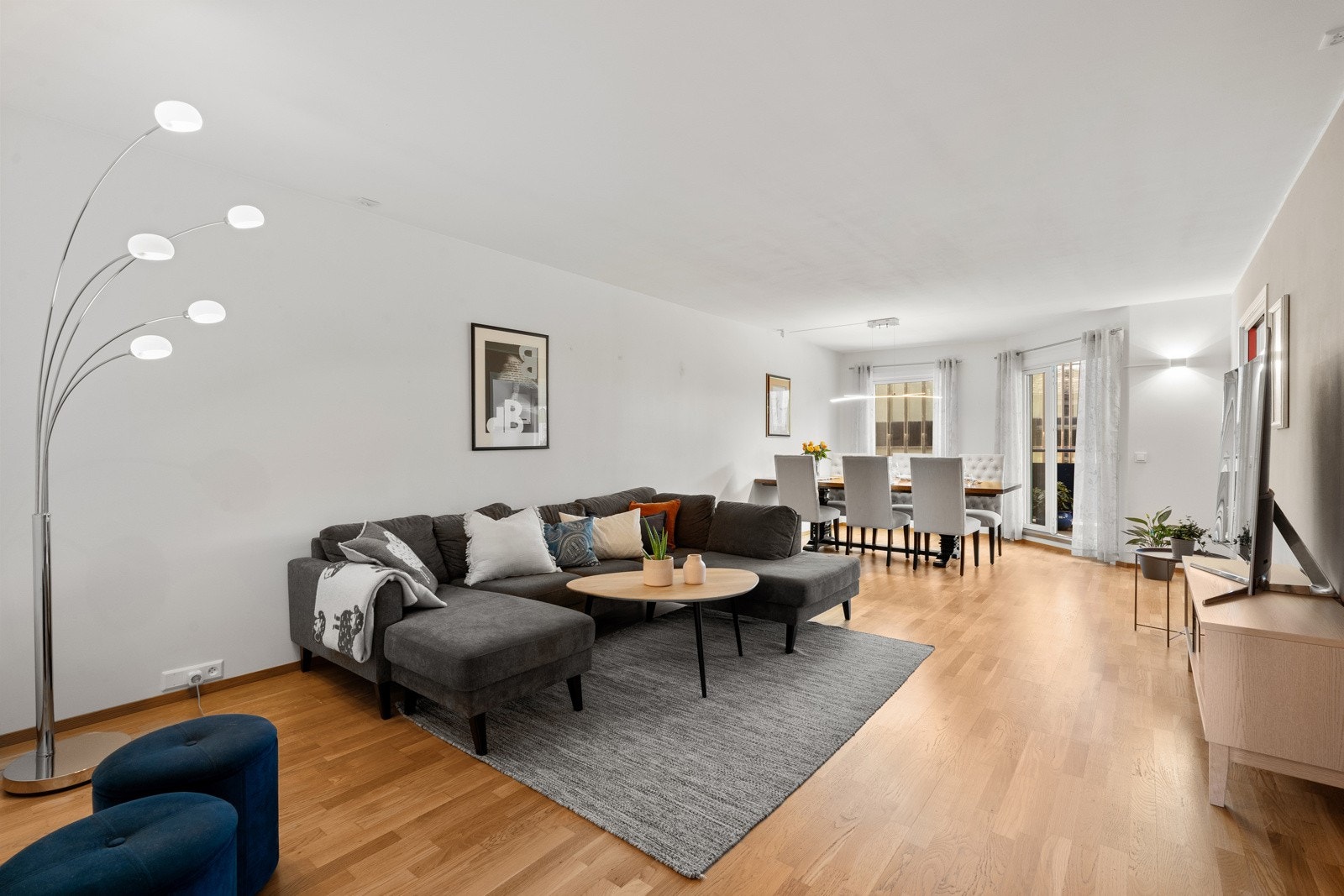 Stuen er av god størrelse, noe som gjør det enkelt å møblere i ulike soner. Galleribilde