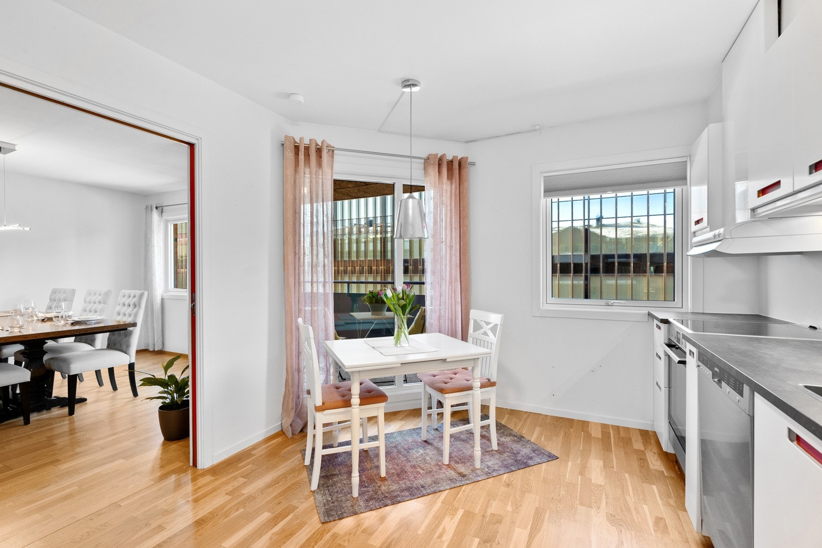 Kombinasjonen av stor stue og romslig kjøkken gjør leiligheten luftig. Galleribilde