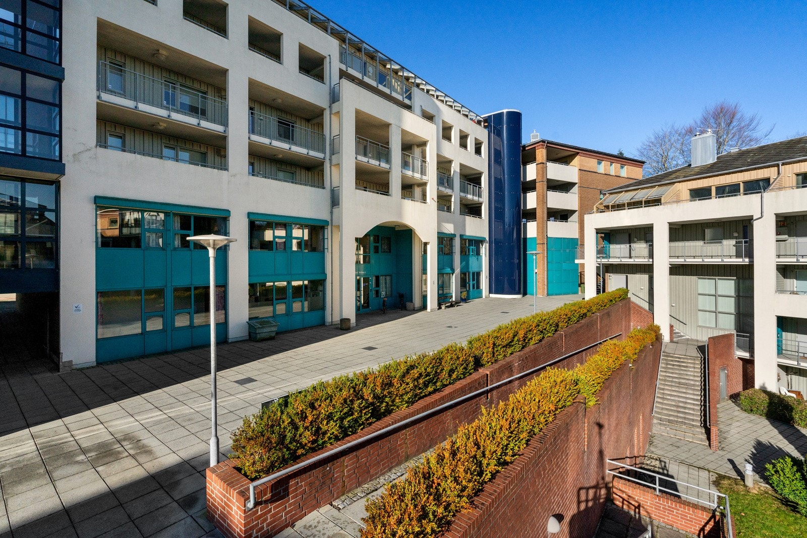 Fellesarealet er pent opparbeidet med beplantning. Galleribilde