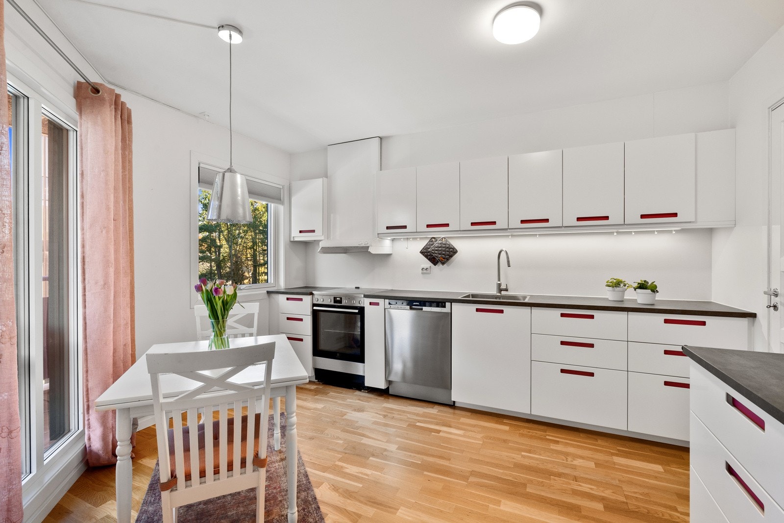 Kjøkken med god plass til spisebord. Rikelig med skap- og benkeplass. Galleribilde