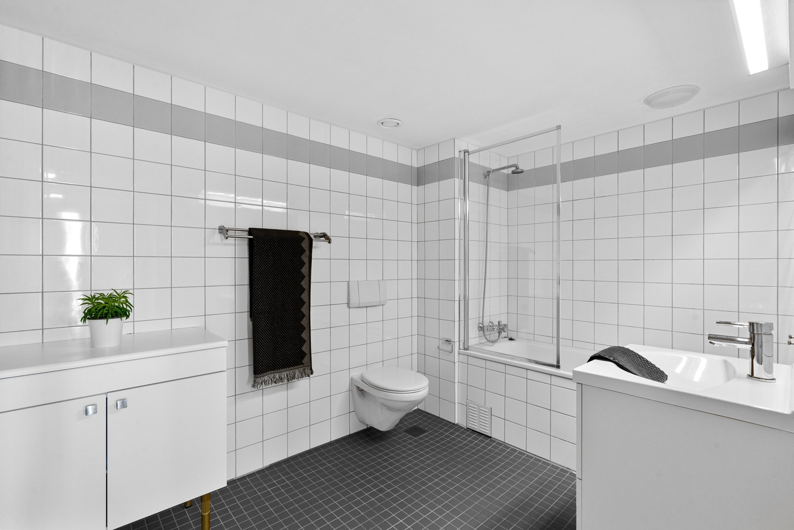 Stort helfliset bad med badekar. Galleribilde