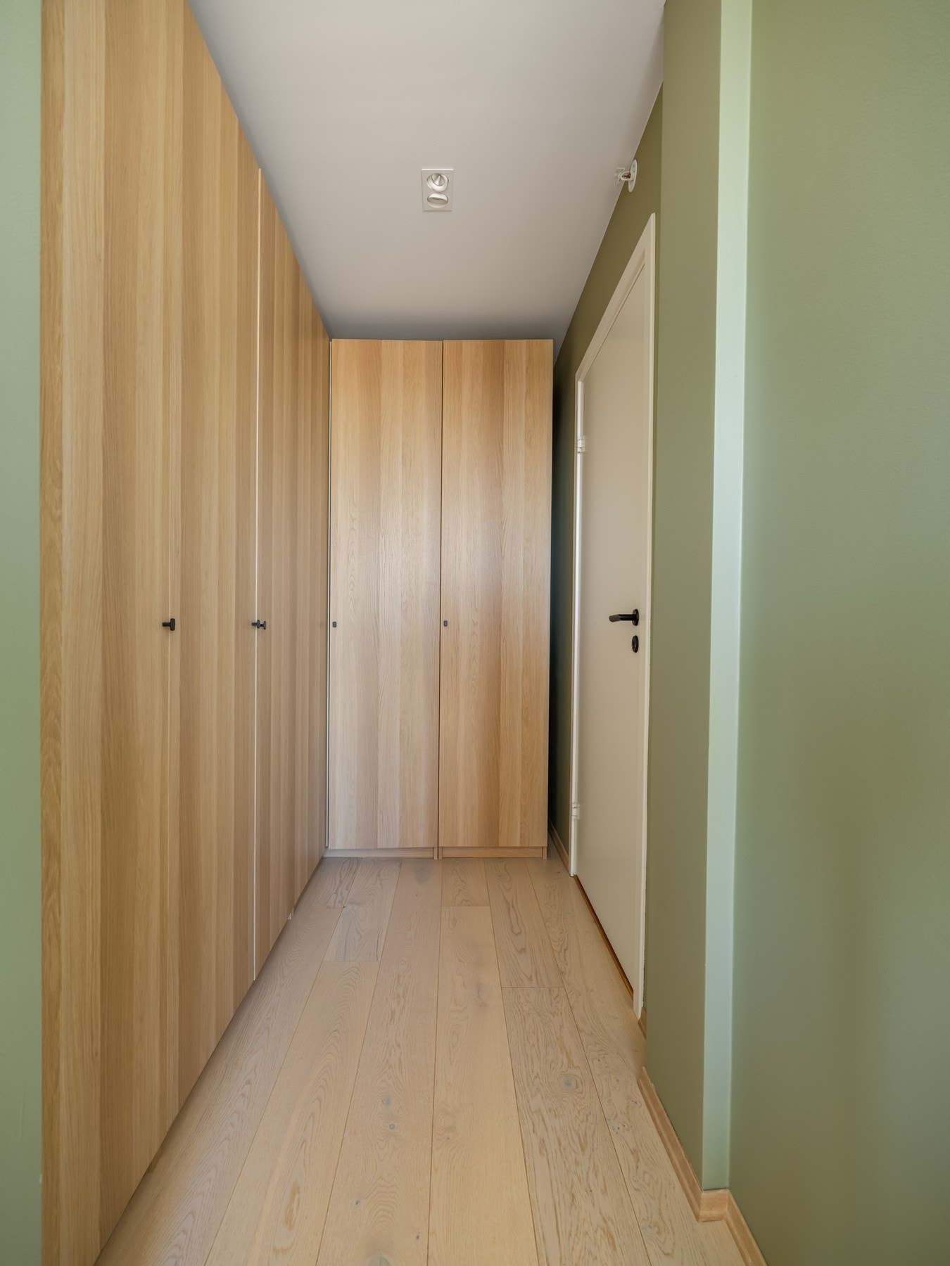 Den flotte garderoben er svært romslig og medfølger leiligheten. Her er du sikret meget god oppbevaringsplass til alt du måtte trenge. Inn døren til høyre det inngang til eget baderom, også kalt en-suite bad. Galleribilde