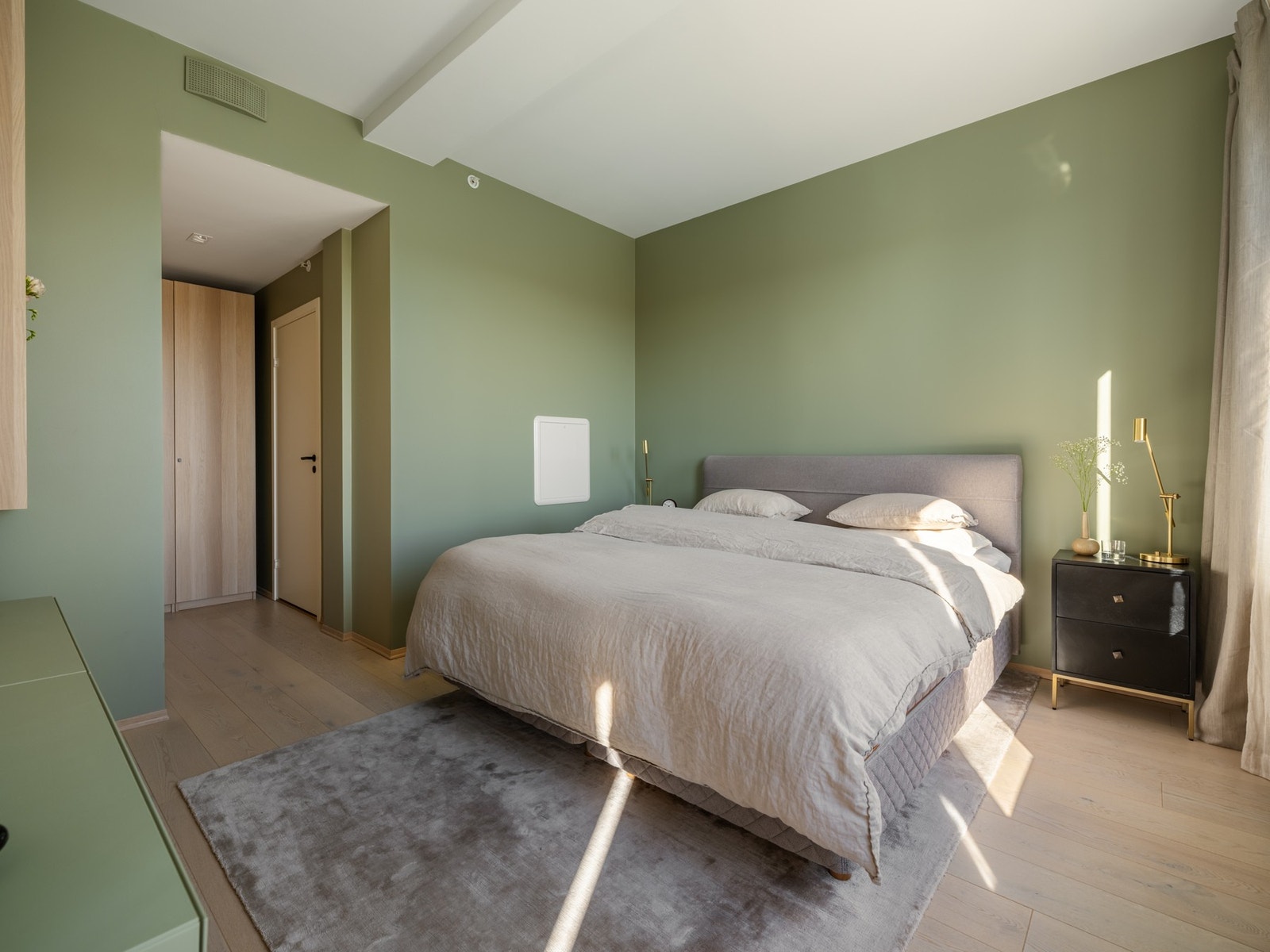 Vegger er malt i en delikat fargetone. Galleribilde