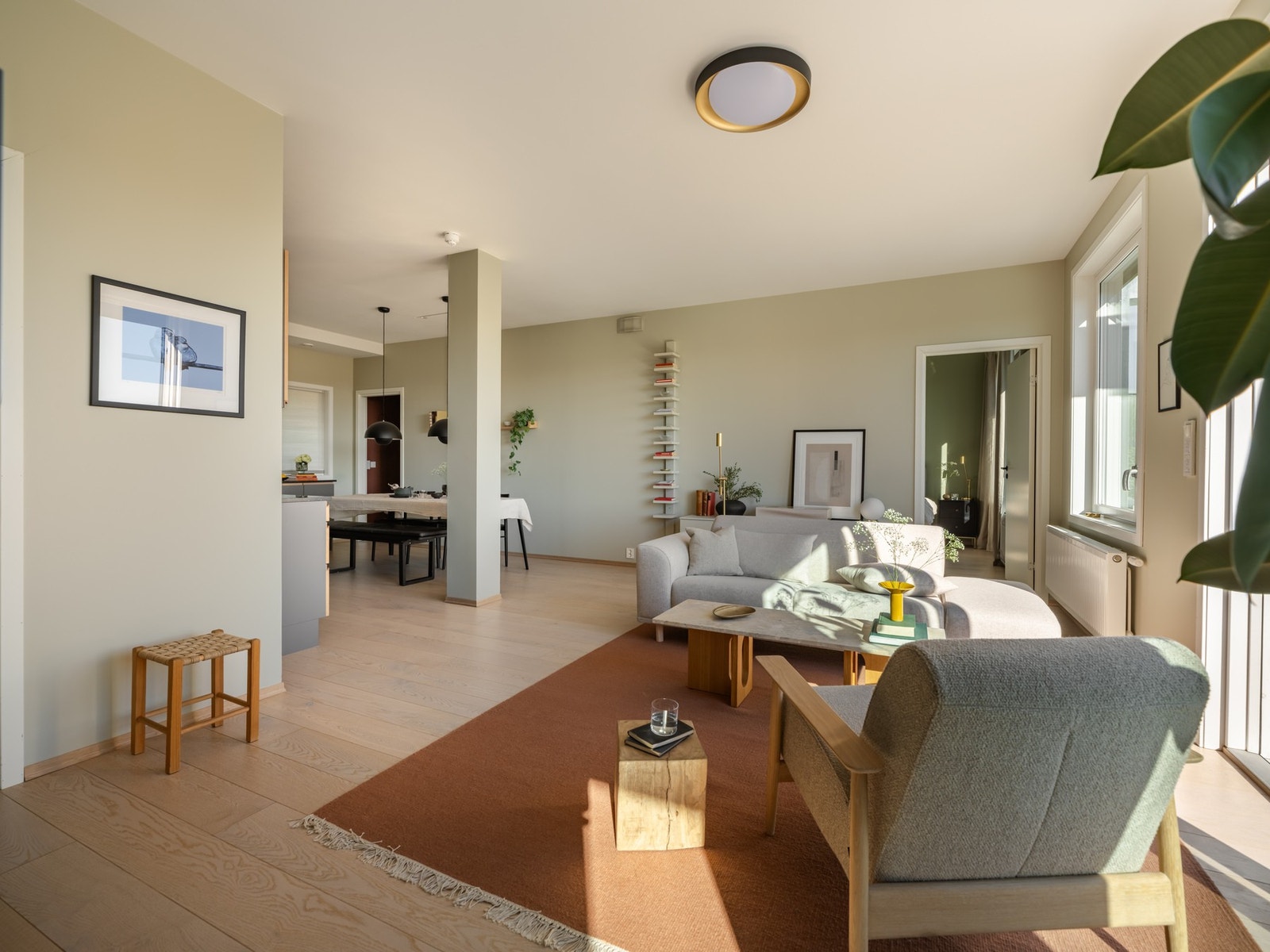 Den åpne kjøkken- og stueløsningen gjør dette til et sosialt allrom og er det naturlige samlingspunktet i leiligheten. Galleribilde