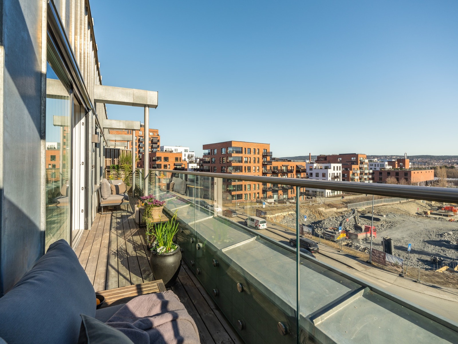 Takterrassen er sydøstvendt og har gode solforhold fra soloppgang tidlig på morgenen til ca. kl. 17:00-18:30 midt på sommeren. På nabotomten bygges et flott boligprosjekt kalt Haslevangen. Det er prosjektert et nytt torg med grøntarealer mot gatekrysset. Galleribilde