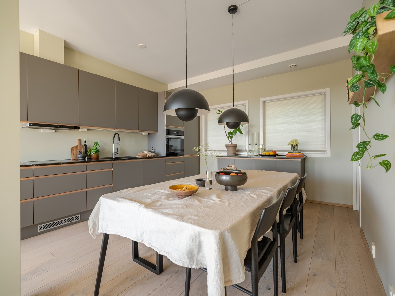 Spisebordet finner for øvrig sin naturlige plass ved kjøkkenet. Galleribilde