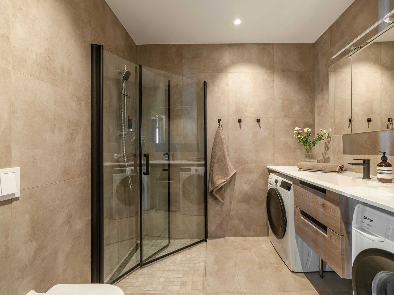 I tilknytning til entreen ligger hovedbadet. Det står naturligvis i stil med det andre. Galleribilde