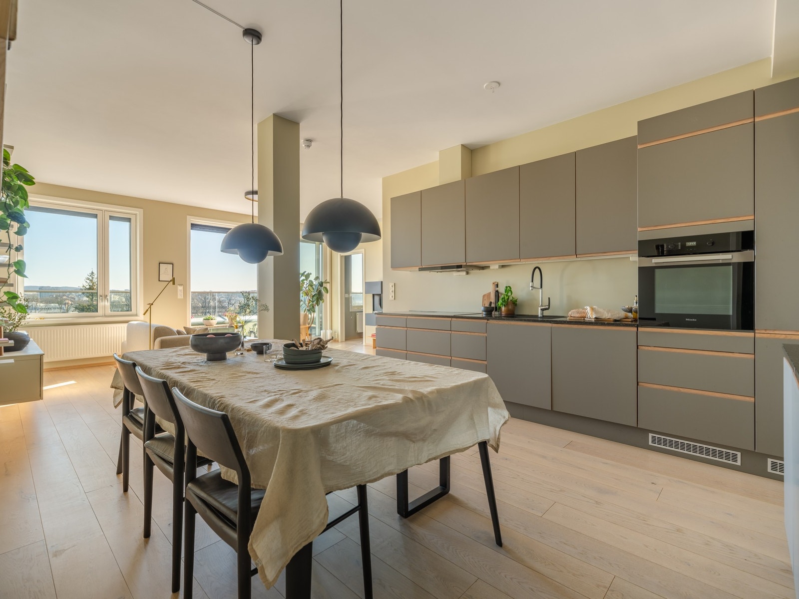 Det eksklusive kjøkkenet er fra kvalitetsleverandøren Aubo og er utvidet/påkostet i forhold til standard leveranse. Galleribilde