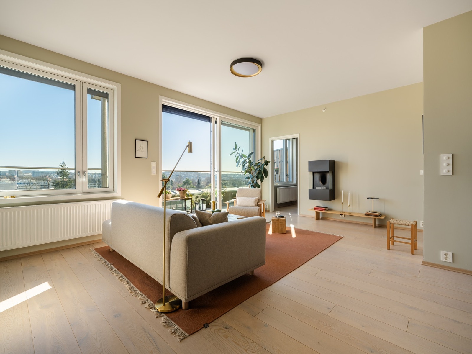 Vi snur oss og går inn igjen i varmen, for nå er vi endelig klare til å vise deg resten av leiligheten. Galleribilde