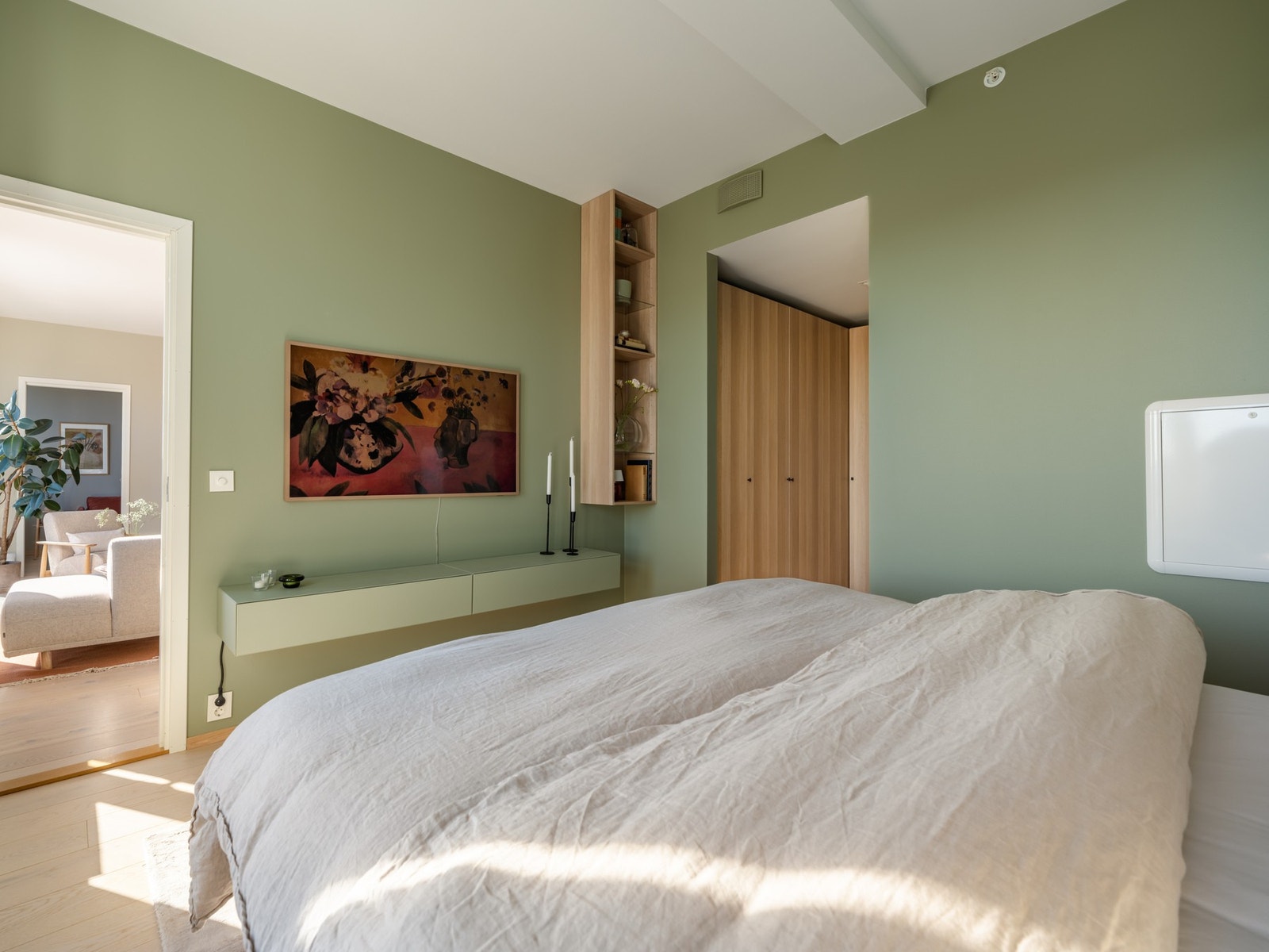 I tillegg er det montert en praktisk aircondition (varmepumpe) på hovedsoverommet som kan retningsstyres. Det innebærer at leiligheten forøvrig (i tillegg til hovedsoverom) kan holdes sval og kjølig på varme sommerdager. Galleribilde