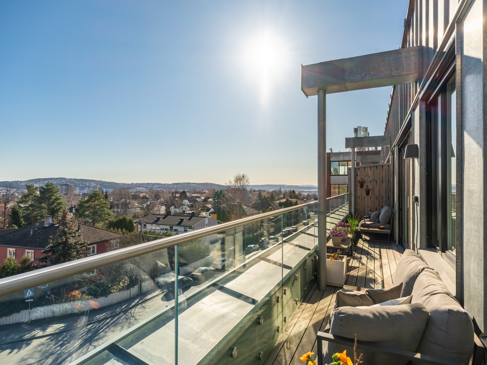 Nå som våren og sommeren nærmer seg, må vi bare vise fram takterrassen før vi ser resten av leiligheten. Galleribilde