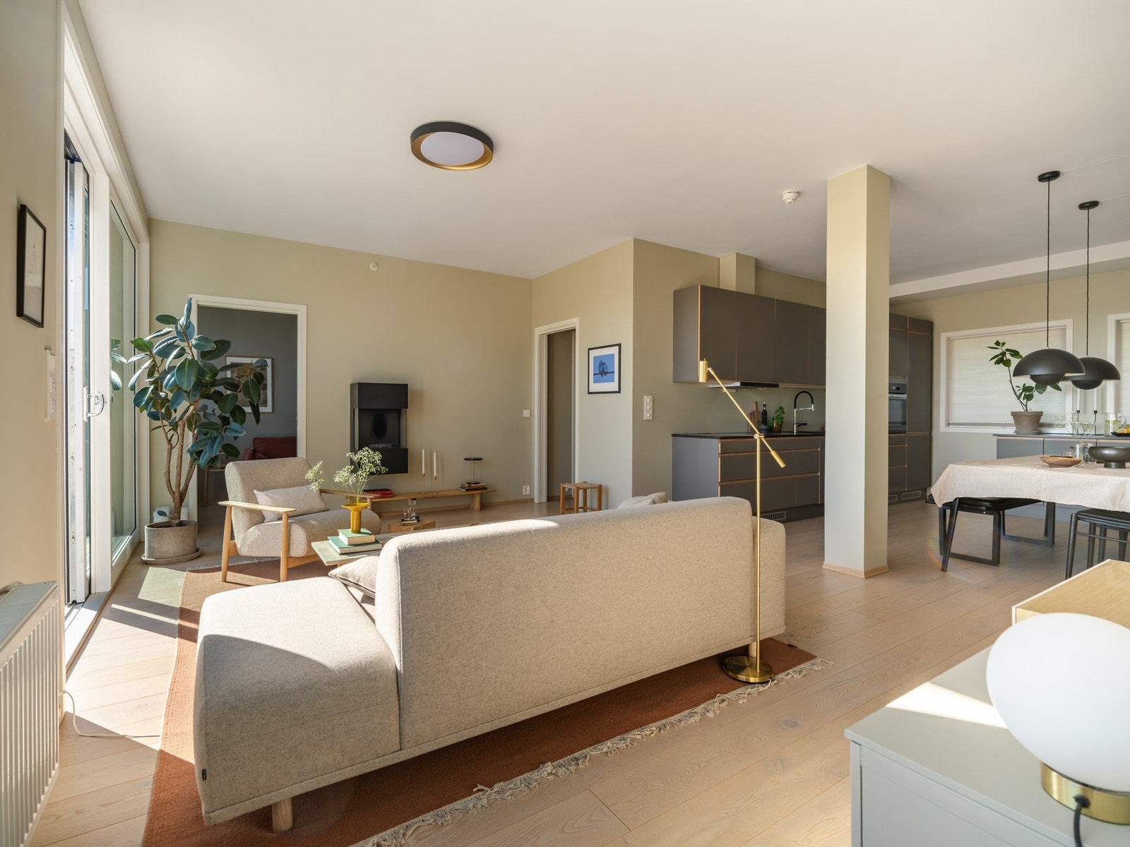 Hele leiligheten er malt i moderne fargetoner og det er flott enstavs eikeparkett fra Boen. Galleribilde