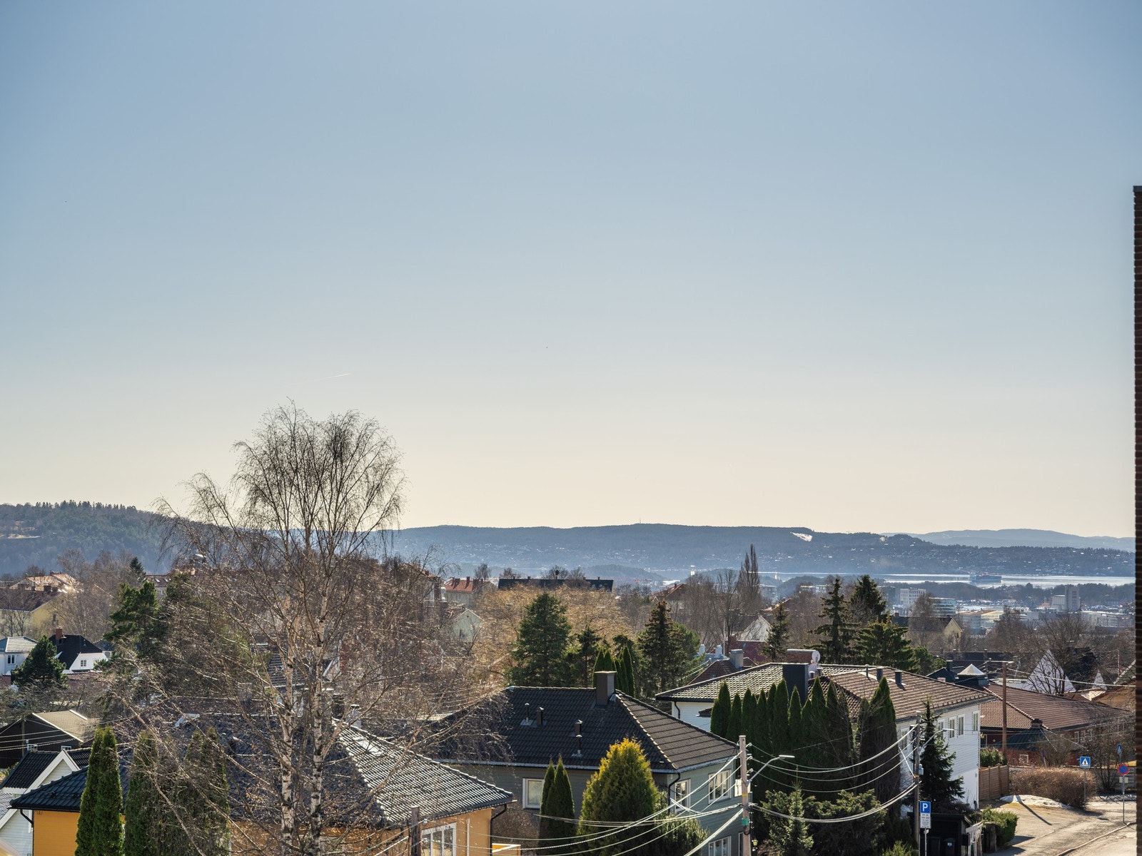 For et herlig sted å oppholde seg sommerstid! Det er vidstrakt utsikt over store deler av byen, Østmarka, Ekeberg og Bunnefjorden. Galleribilde