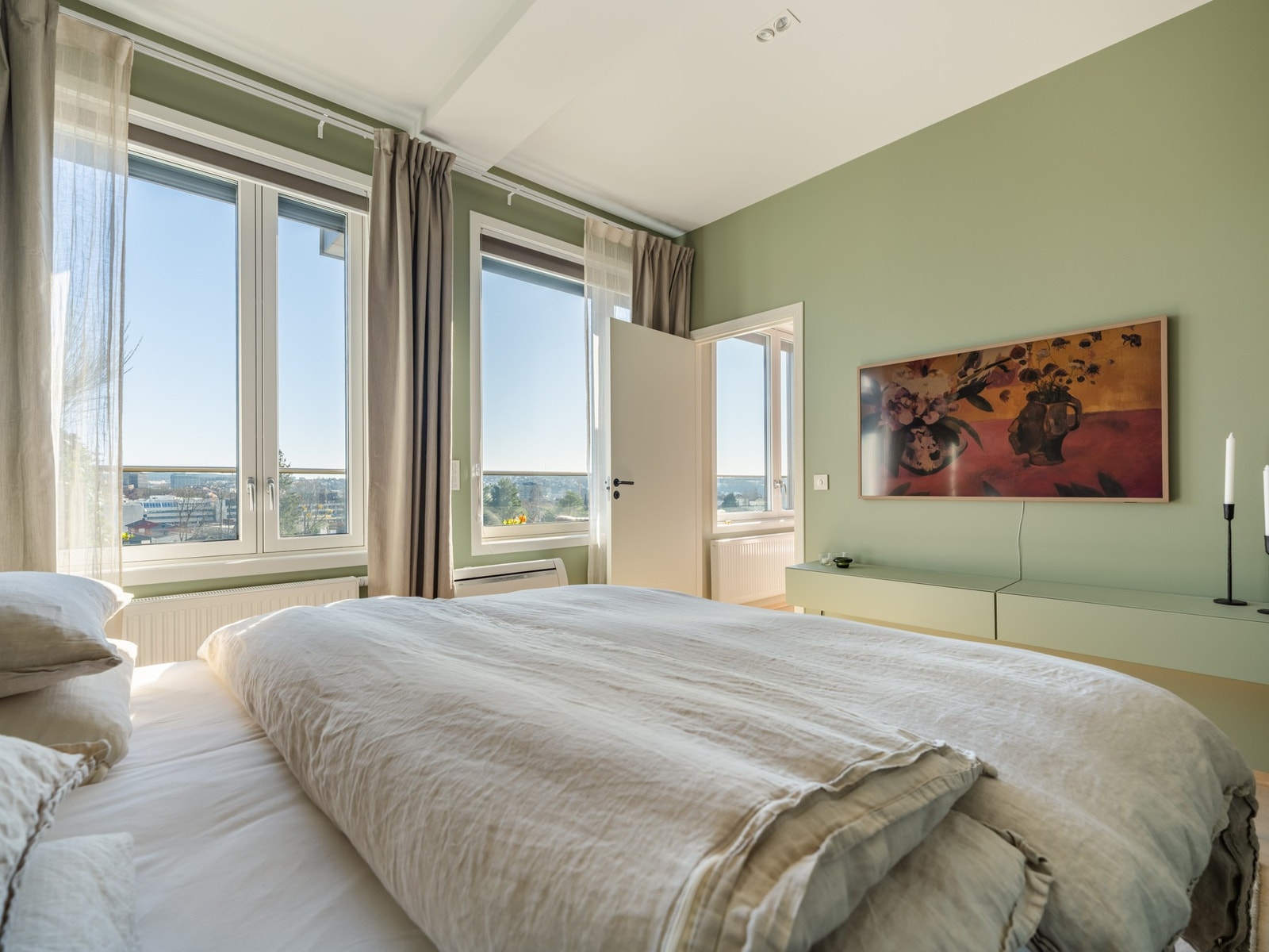 Soverommet er stort og lyst med god plass til dobbeltseng og tilhørende nattbord. Galleribilde