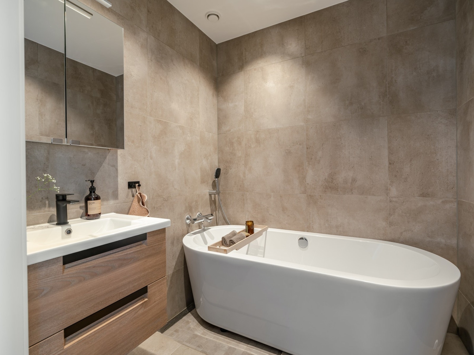 Det tilhørende badet er svært lekkert og innbydende, og er innredet med et flott badekar. Galleribilde