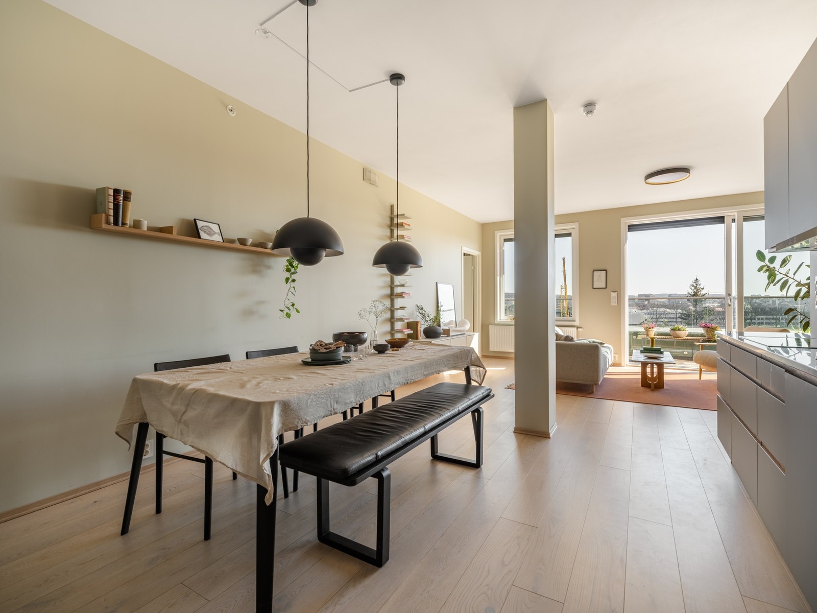 Fra kjøkkenet beveger vi oss videre inn på hovedsoverommet, som ligger inn døren til venstre bak sofaen. Galleribilde