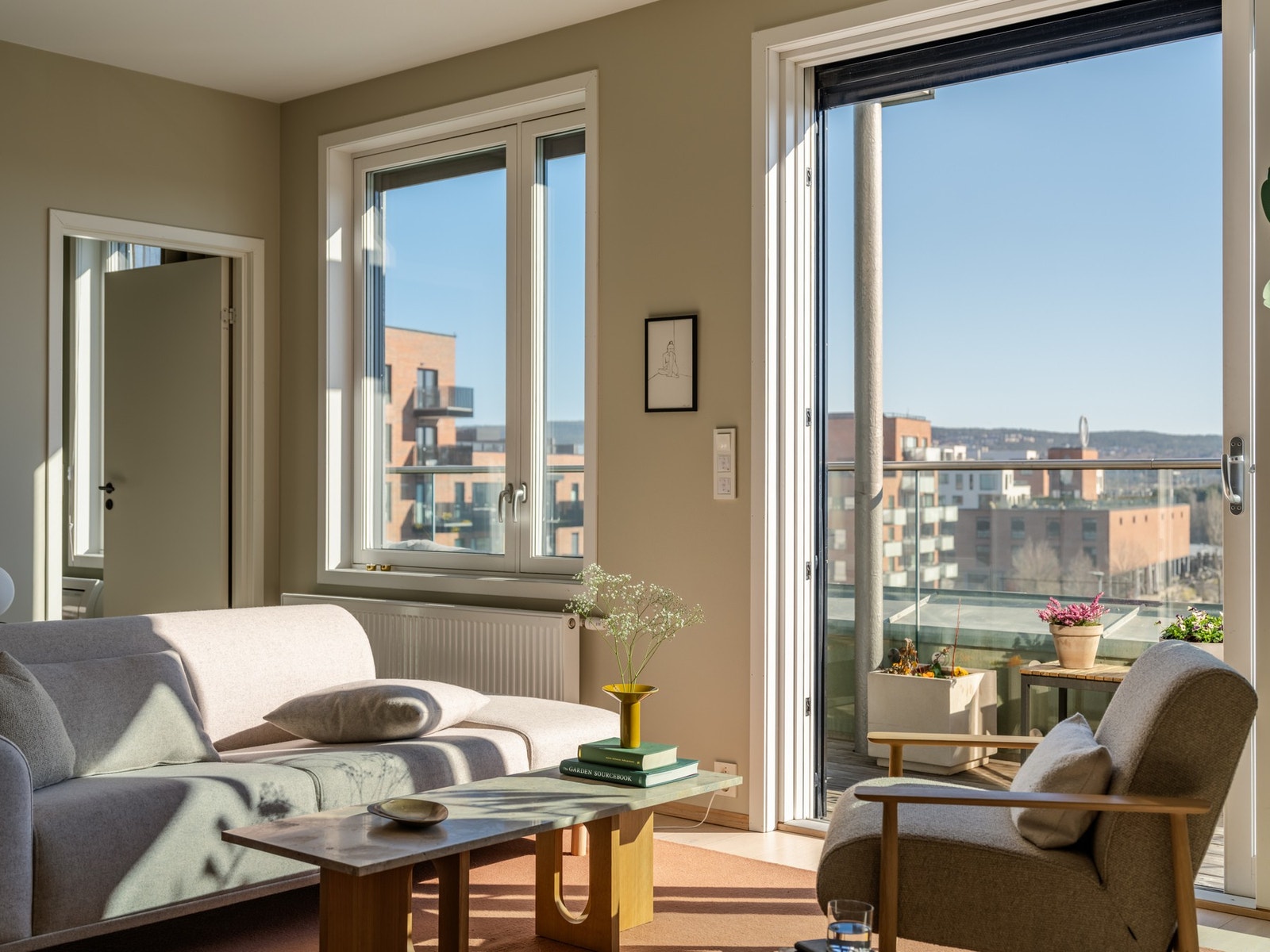 Bygget ble totalrenovert i 2020, som betyr at det er gjennomgående høy standard på materialer og overflater. Galleribilde