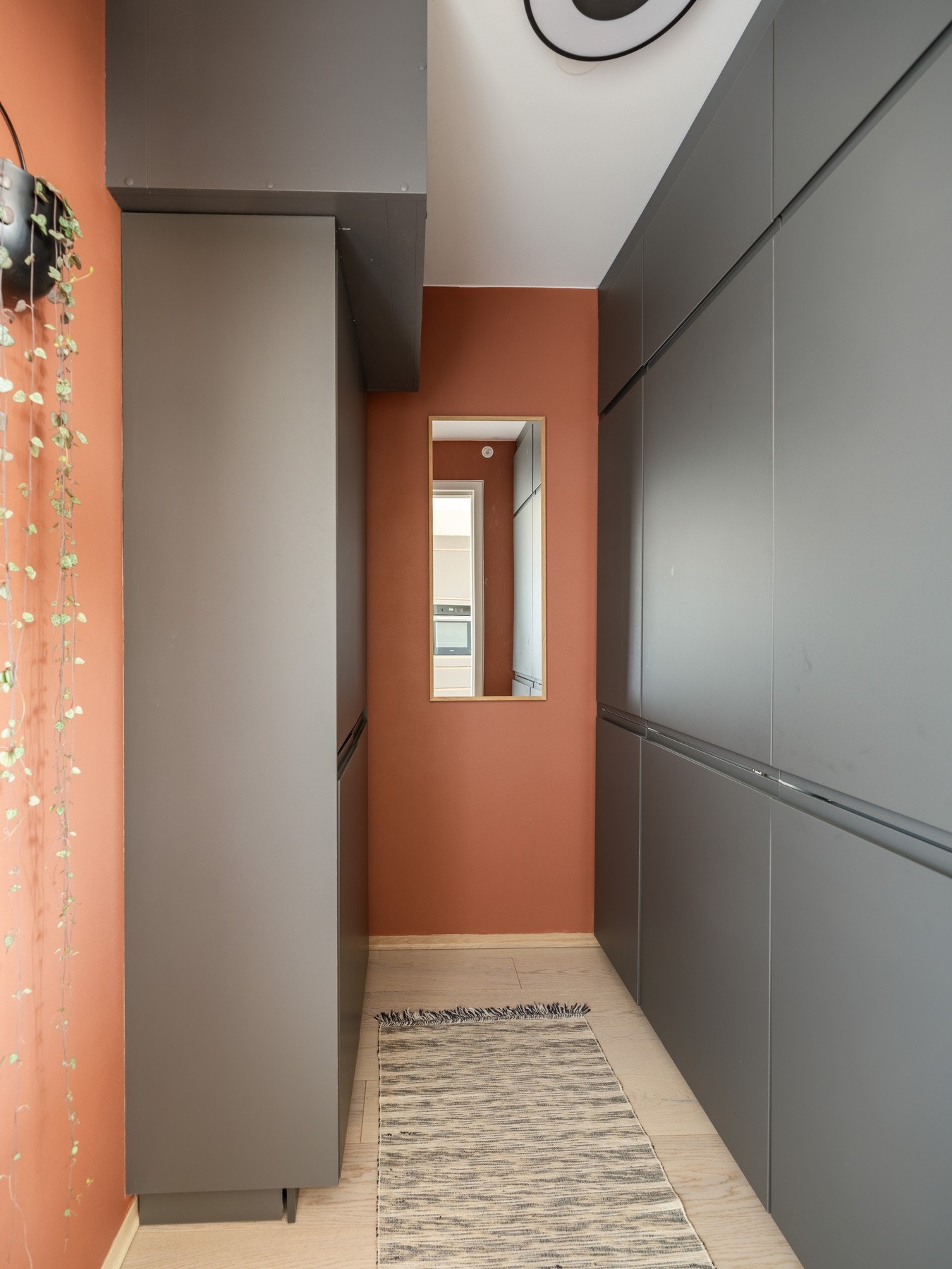 Dette er en drøm for mange: Et eget spiskammers! Her er det plassbygget skapløsninger med ekstra kjøle- og fryseskap. Deilig, ikke sant? Galleribilde