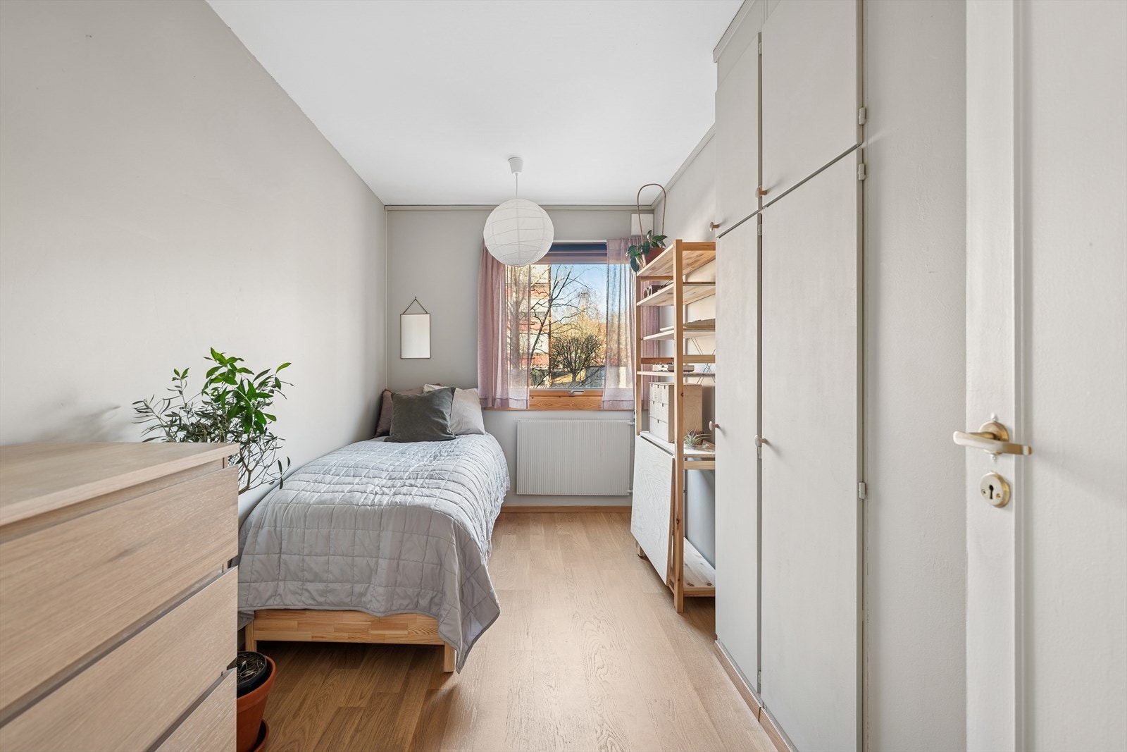 Soverom 3 er også innredet med plassbygde skap. Galleribilde