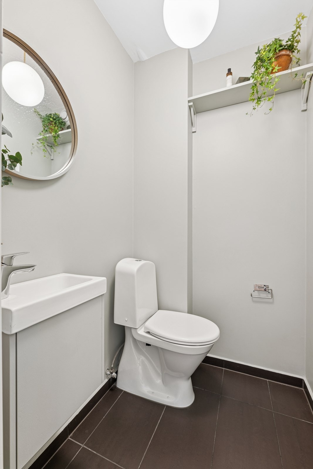 Vegg i vegg med badet ligger separat toalettrom med flislagt gulv. Rommet er pusset opp i 2020. Galleribilde