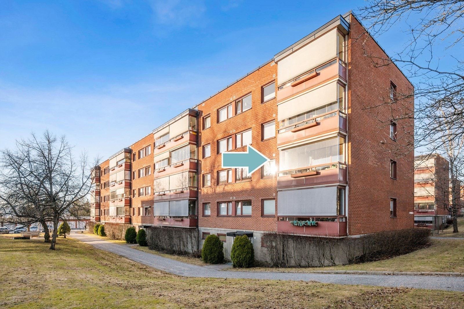 Leiligheten ligger fritt til med store grøntarealer rundt seg. Borettslaget har lekeplass og ballbane like ved. Galleribilde