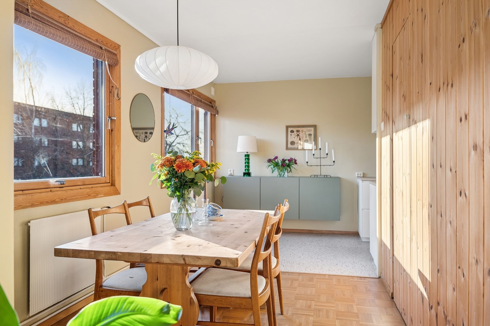 Delvis åpen løsning til kjøkkenet og meget god plass til å dekke et langbord. Galleribilde