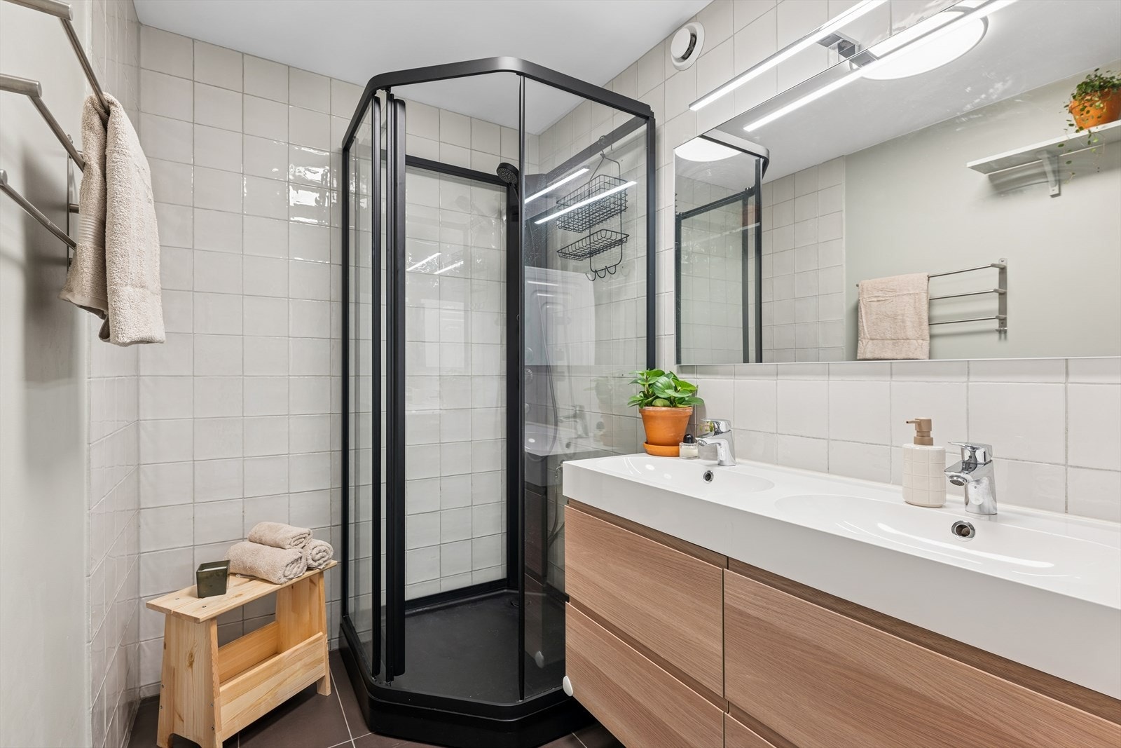 Lekkert baderom pusset opp i 2019/2020 med delikate overflater. Galleribilde