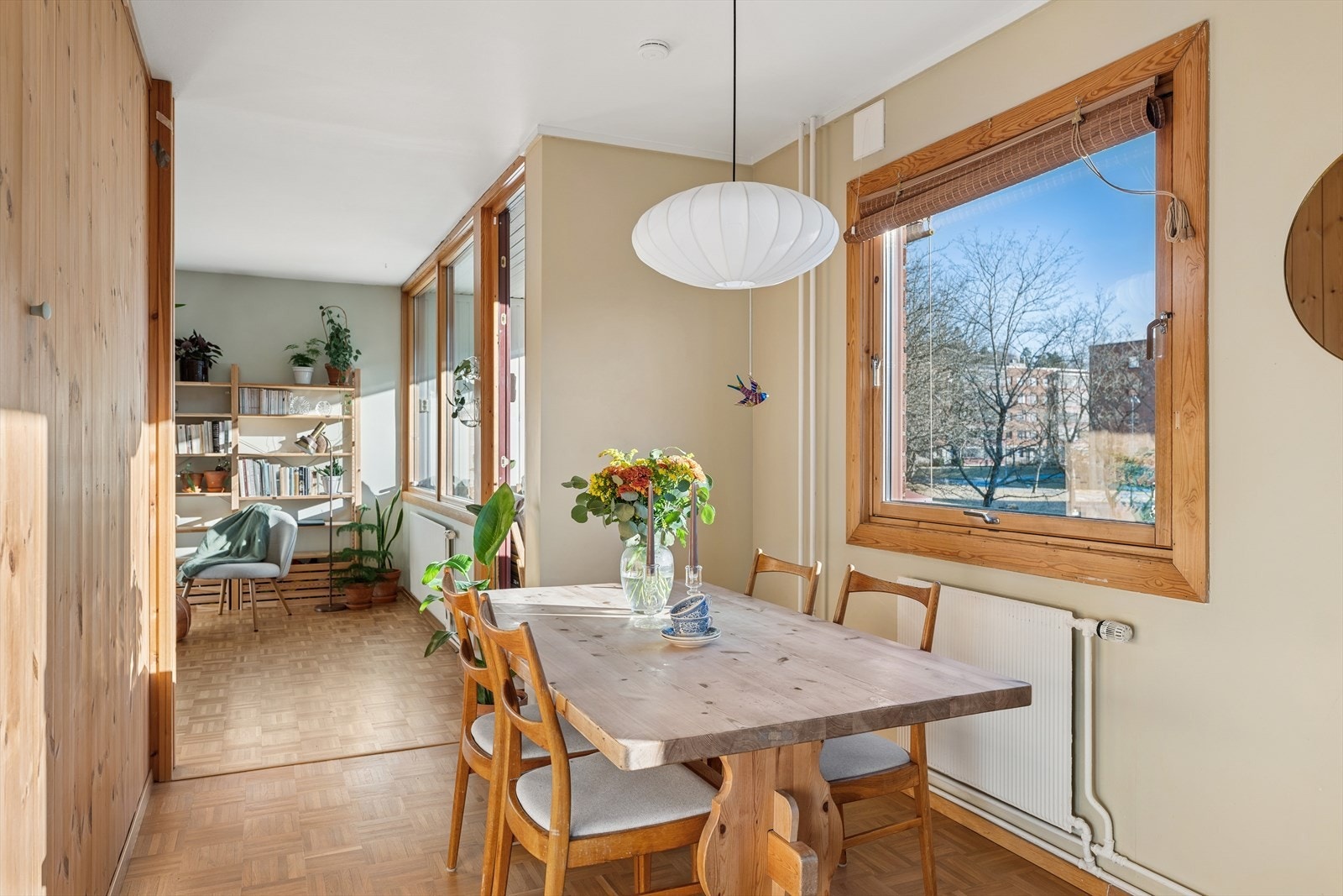 Leiligheten varmes opp via radiatorer. Oppvarming av disse og varmtvann er inkludert i felleskostnadene og avregnes på årsbasis. Galleribilde