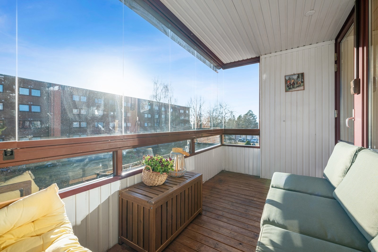 Romslig og innglasset balkong med dører som kan skyves til side. Galleribilde