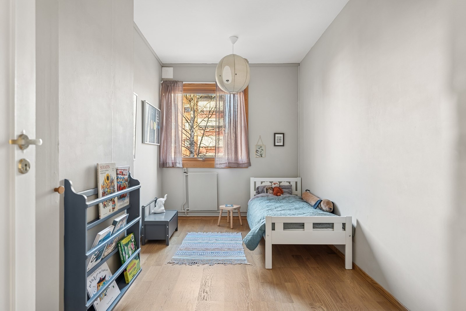 Soverom 2 med parkett på gulv og helslette vegger. Galleribilde