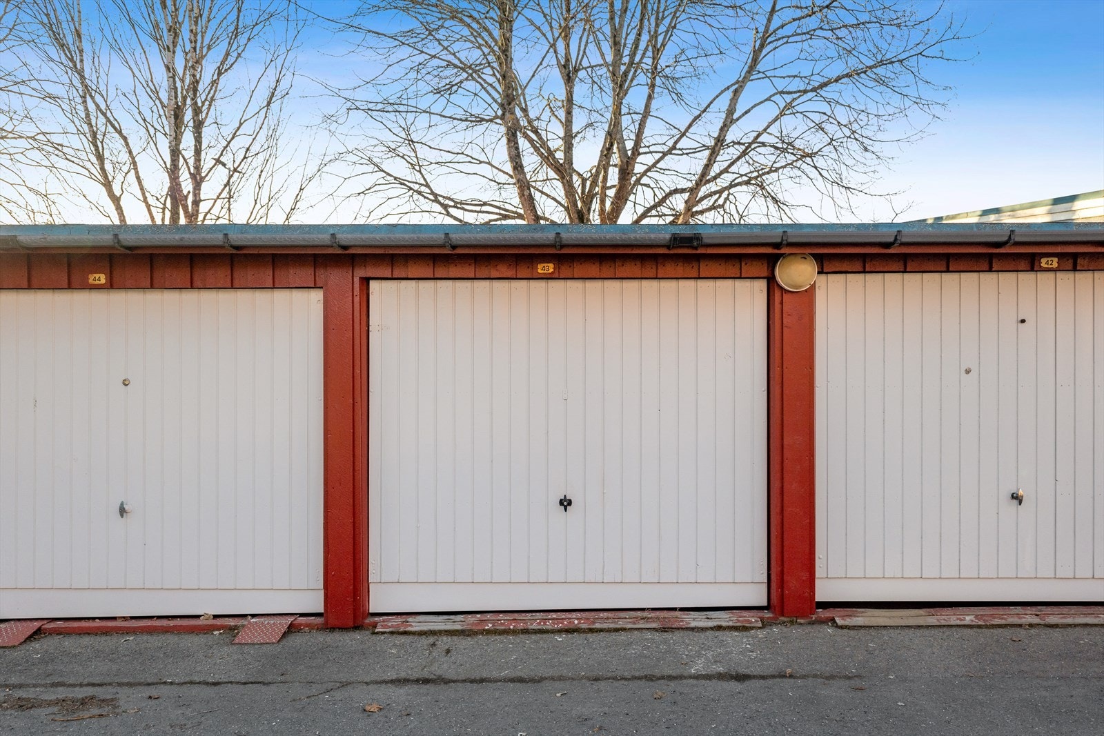 Garasjeplass med lader medfølger leiligheten. Det er også flere gjesteparkeringer i borettslaget. Galleribilde