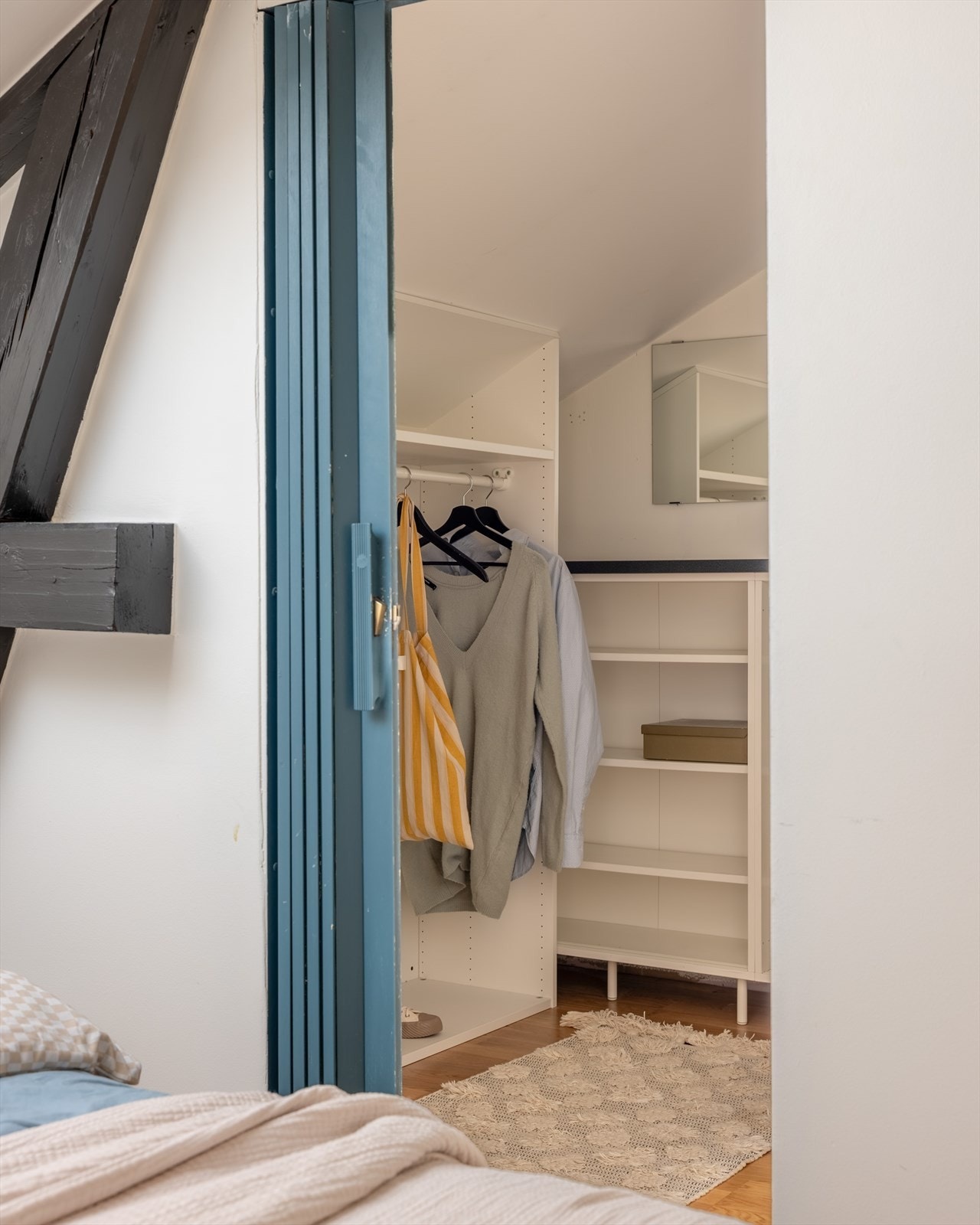 Praktisk garderoberom med plass til oppheng av klær og hyller. Galleribilde