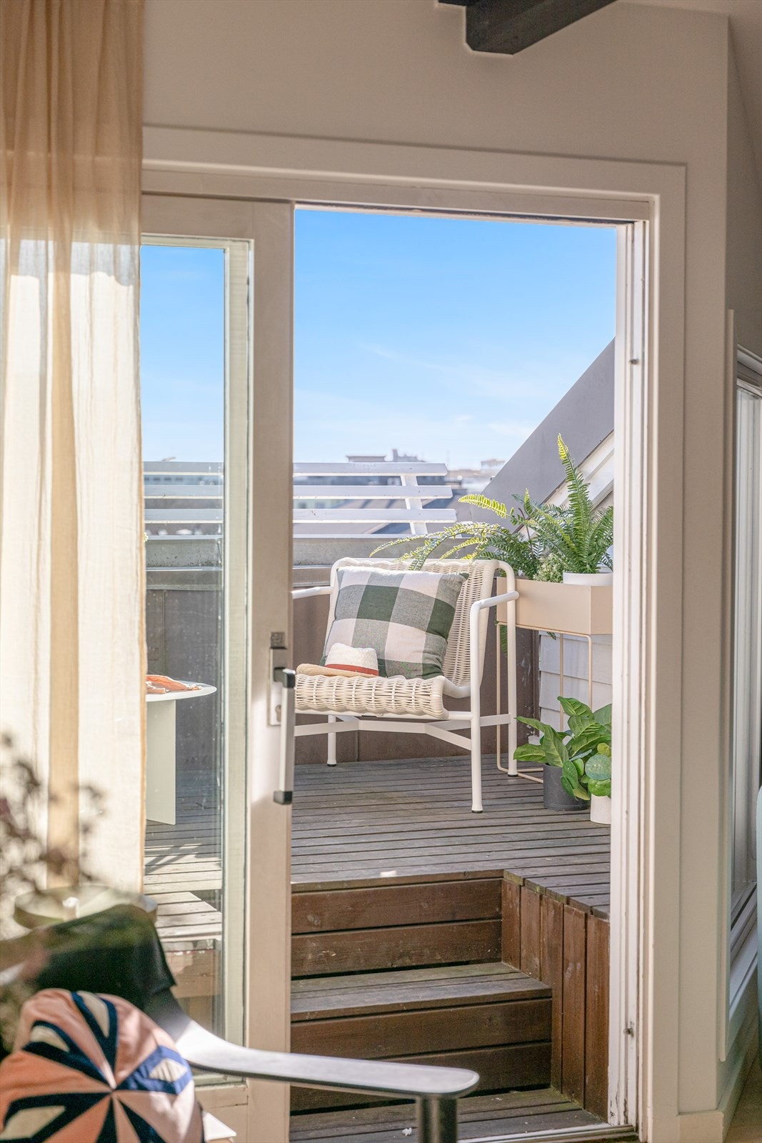 Takterrassen er på ca. 7 m², og fungerer som en forlengelse av stuen i sommerhalvåret. Galleribilde