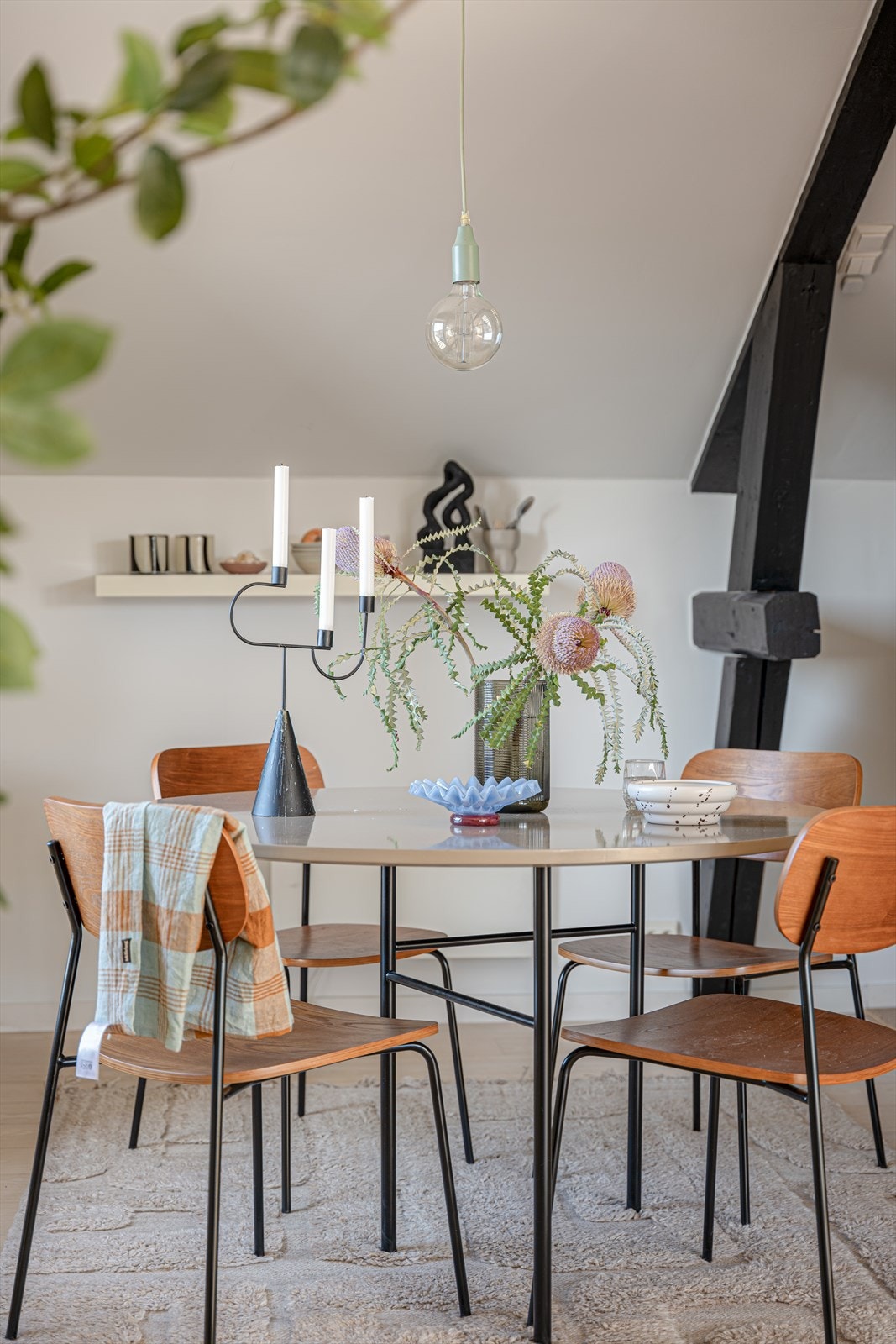 Plass til spisegruppe mellom stuen og kjøkkenet. Galleribilde