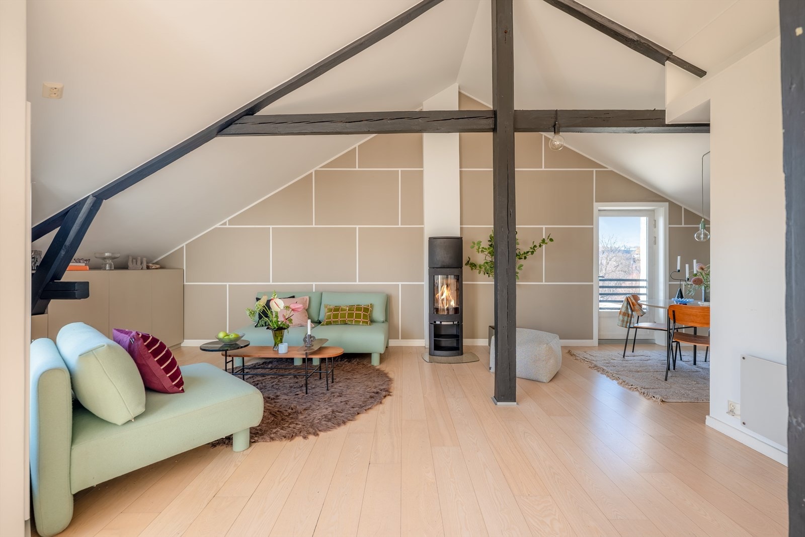 Leiligheten har flotte kvaliteter som takhøyde opp mot 3,73 m. i stuen, peis og synlige trebjelker. Galleribilde