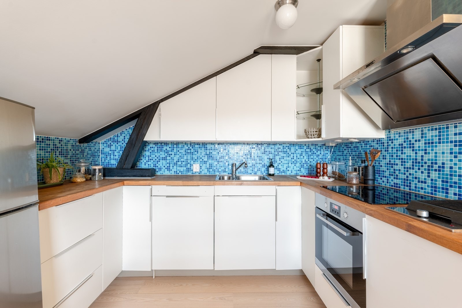 Kjøkkenet har integrert stekeovn og oppvaskmaskin. Galleribilde