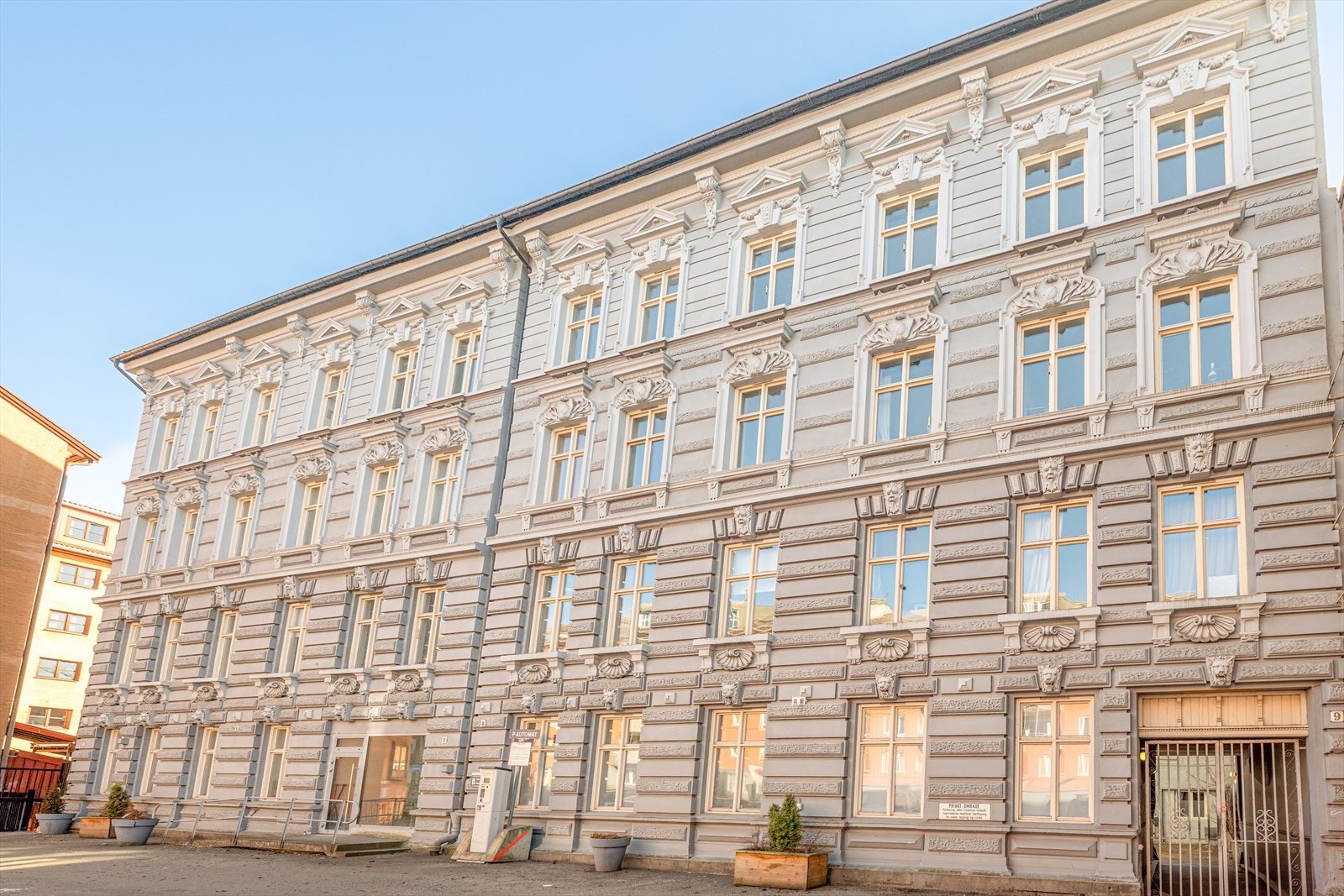 Leiligheten er beliggende i et klassisk og vakkert bygg på sentrale Grünerløkka. Galleribilde