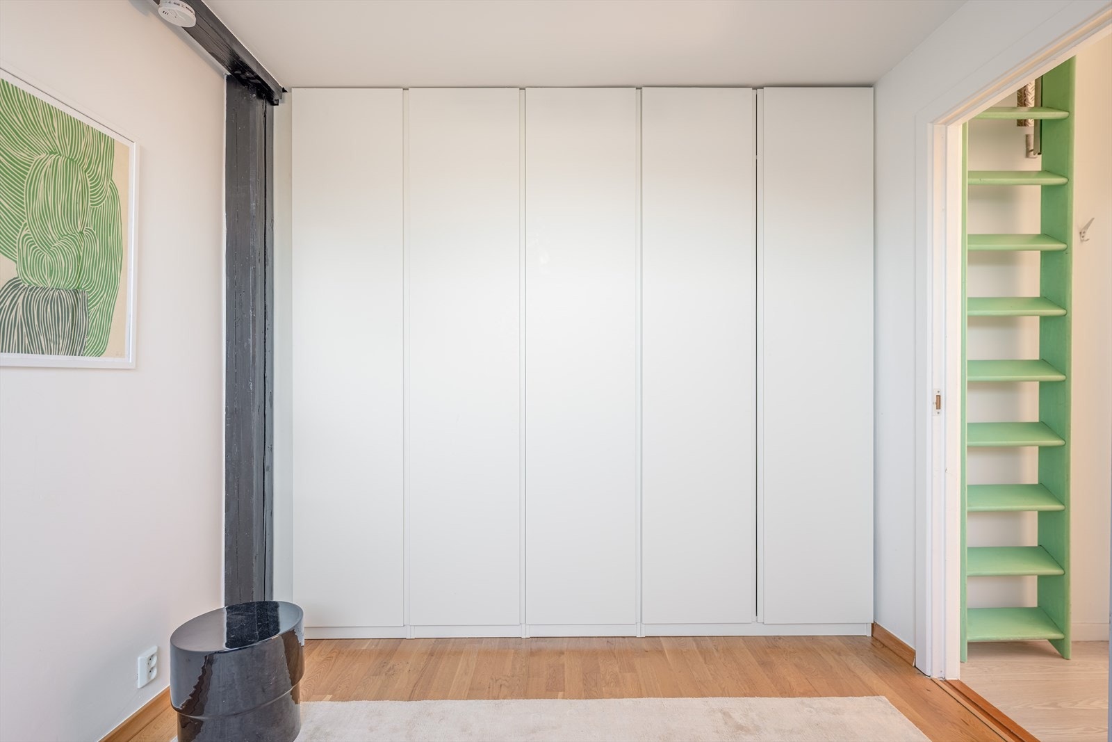 I boligen er det gode oppbevaringsmuligheter. Galleribilde