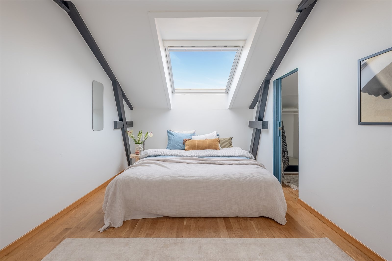 Lyst og romslig hovedsoverom med tilgang til garderoberom. Galleribilde